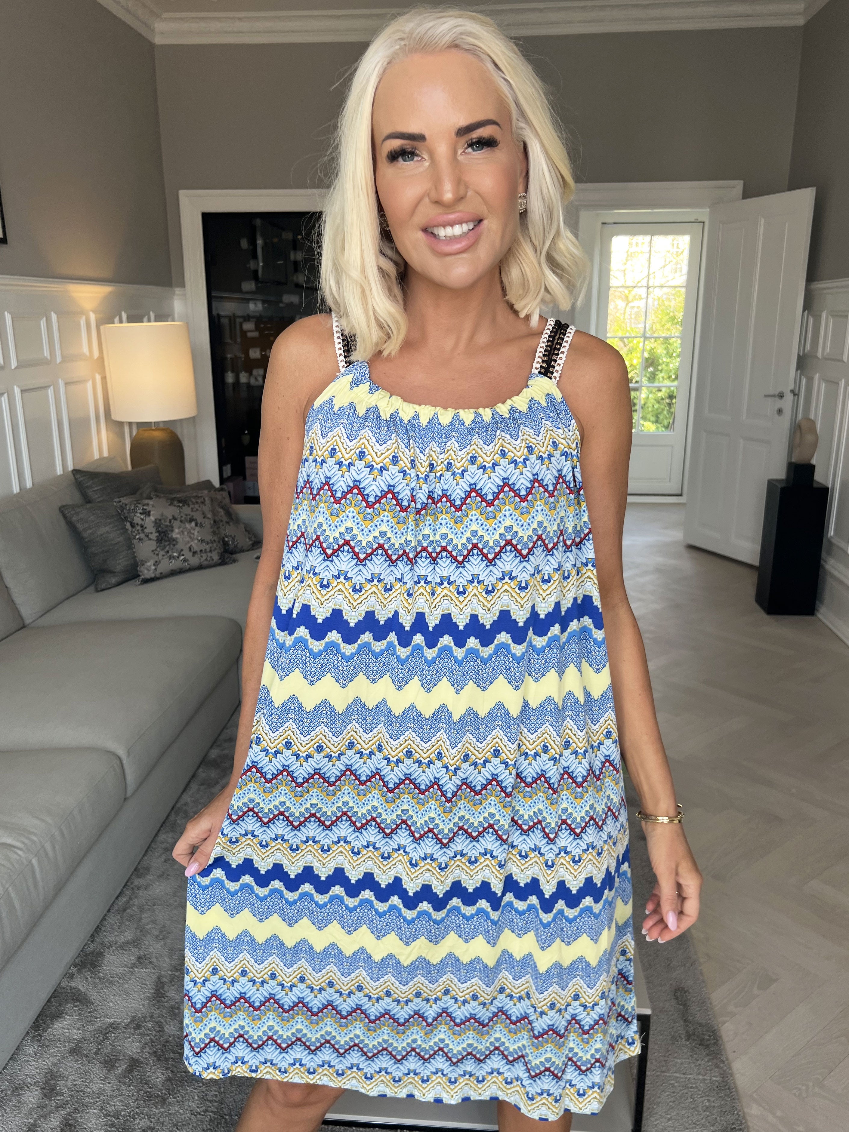 Asta Zigzag - Sød kjole med hæklet stropper