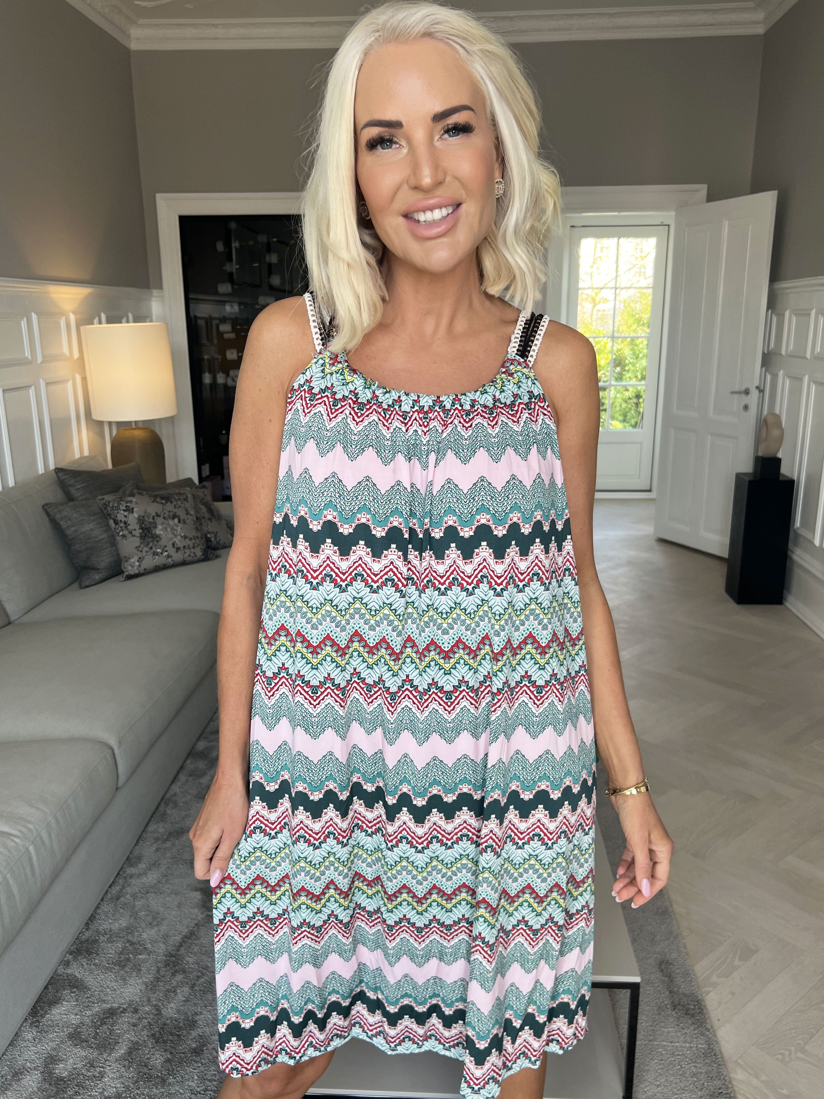 Asta Zigzag - Sød kjole med hæklet stropper