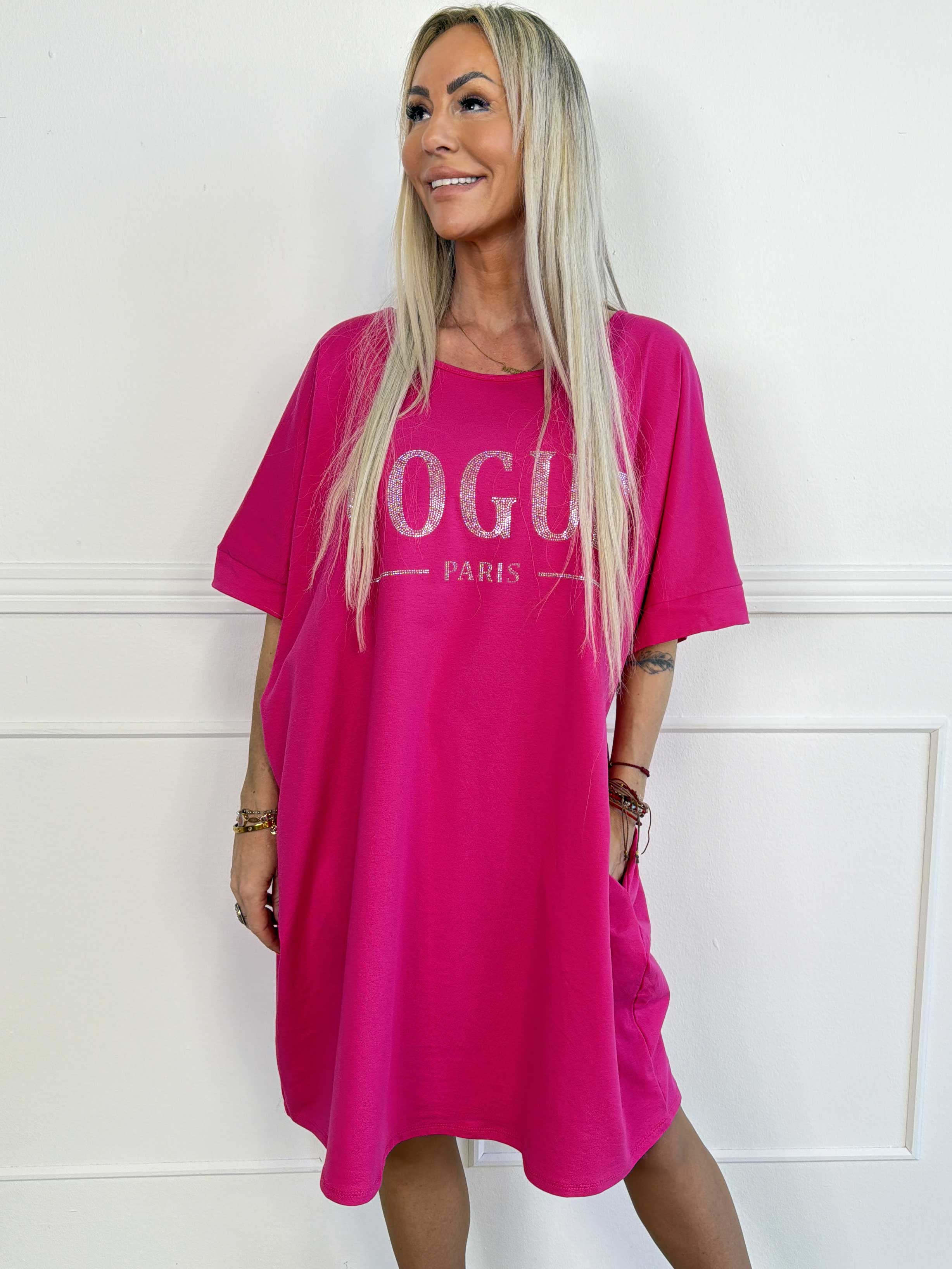 Berna - T-shirtkjole i bomuld med lommer og glimtende “VOGUE”-detalje