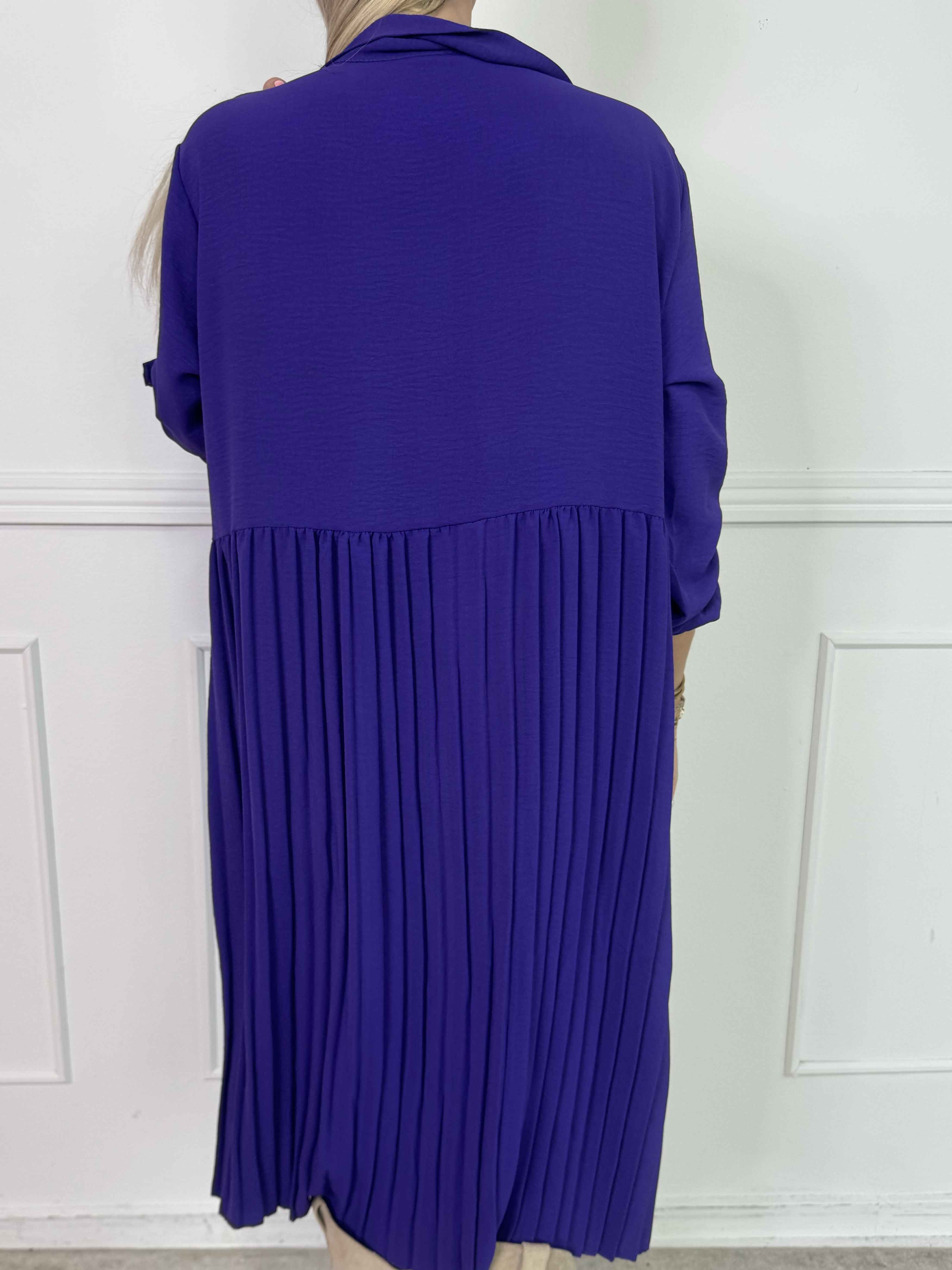 Betsy - Elegant skjortekjole i blød viskose med plisseret skørt