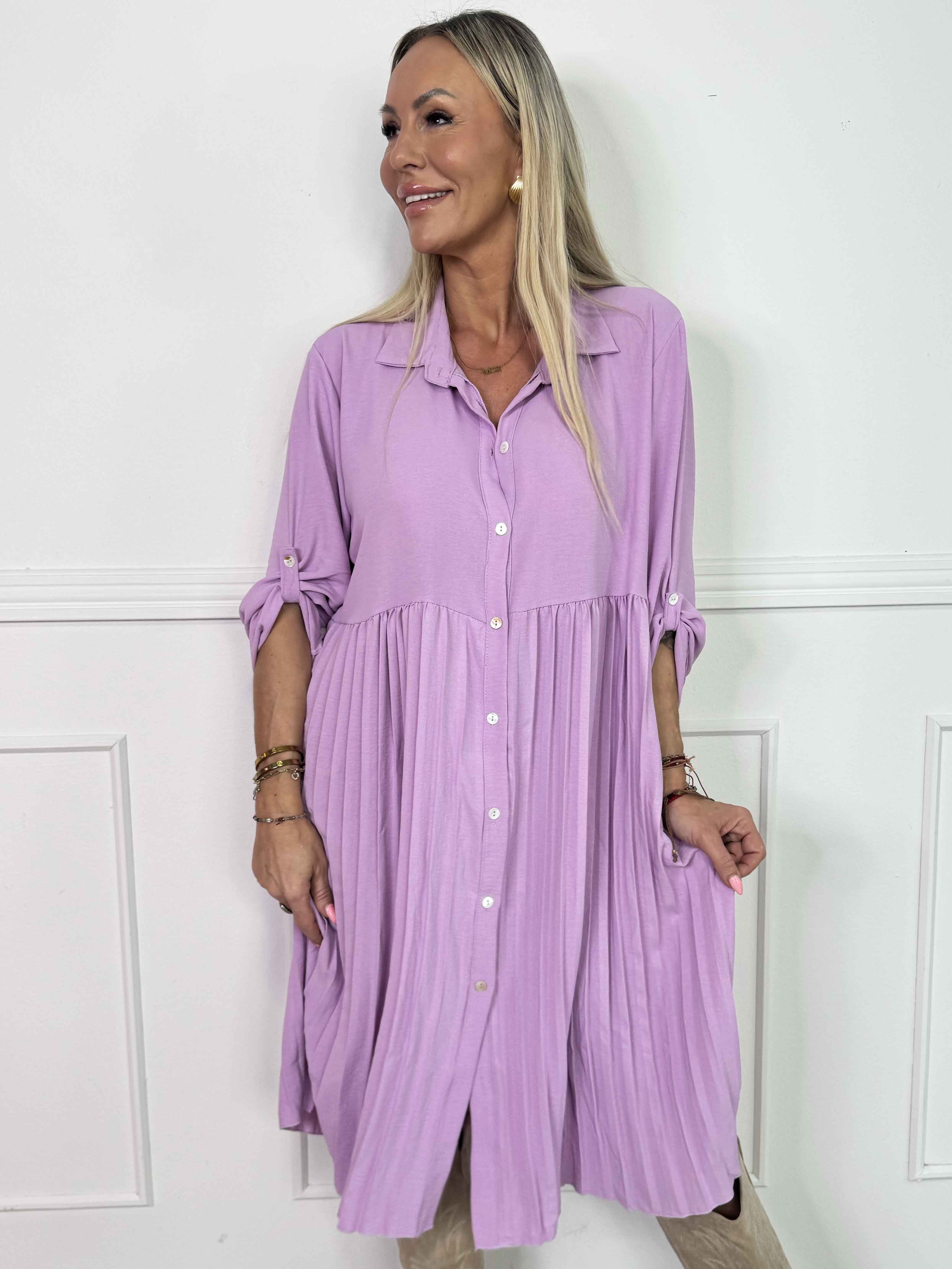 Betsy - Elegant skjortekjole i blød viskose med plisseret skørt