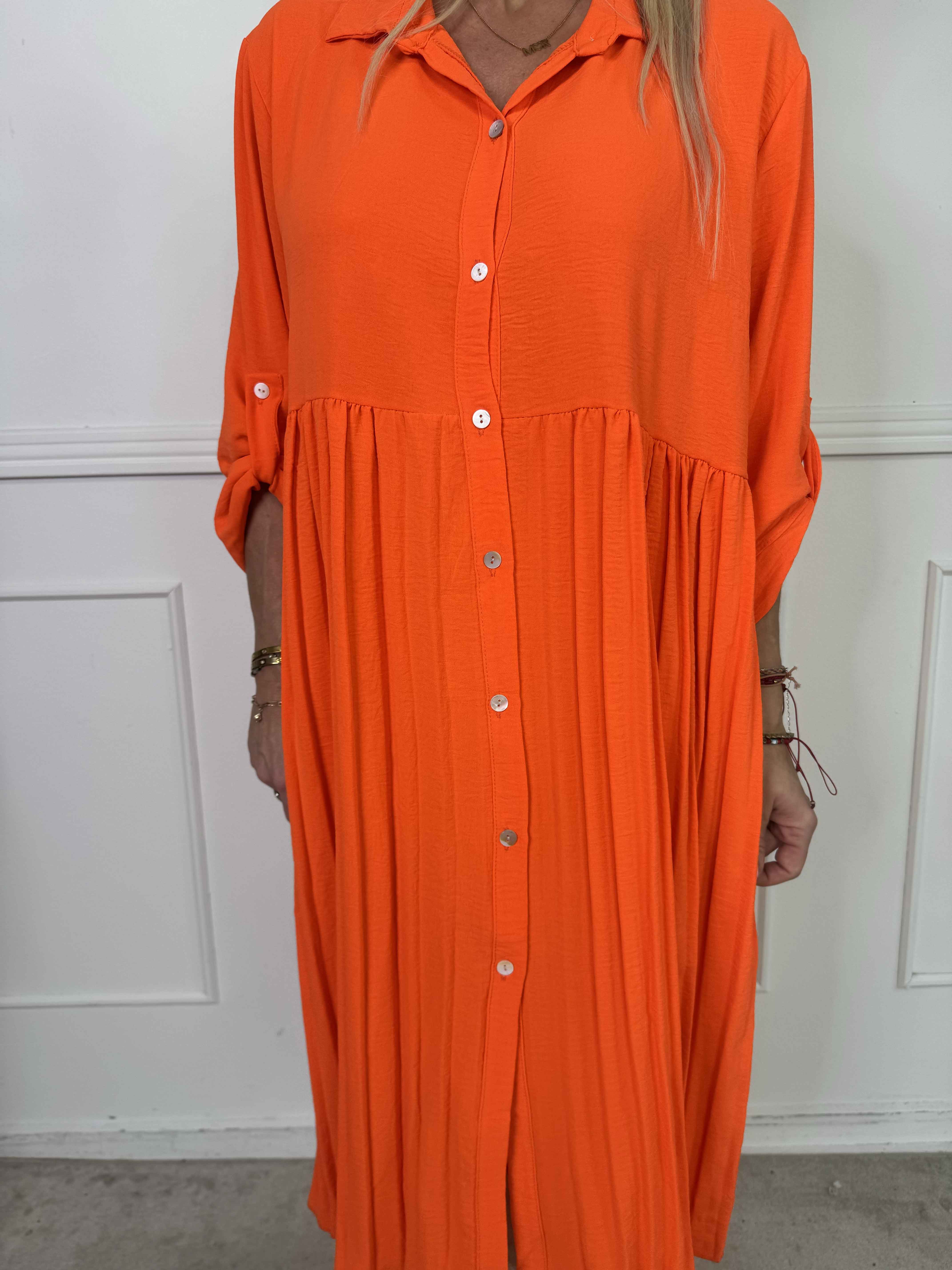 Betsy - Elegant skjortekjole i blød viskose med plisseret skørt