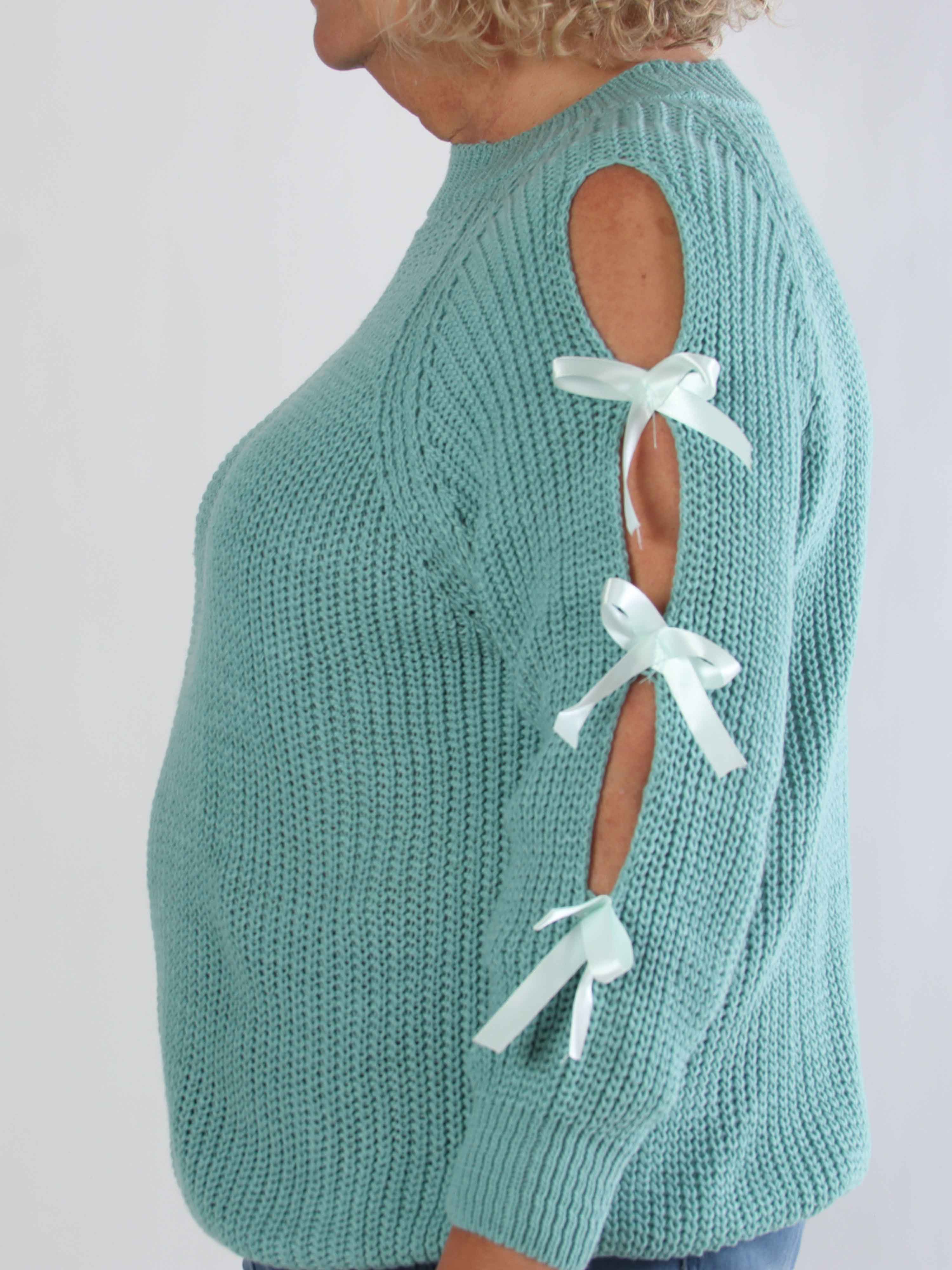 Birtha - Plus size strikbluse med små åbninger og sløjfer på ærmet