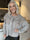 Bologna - Feminin strikcardigan med fine flæse- og blondedetaljer