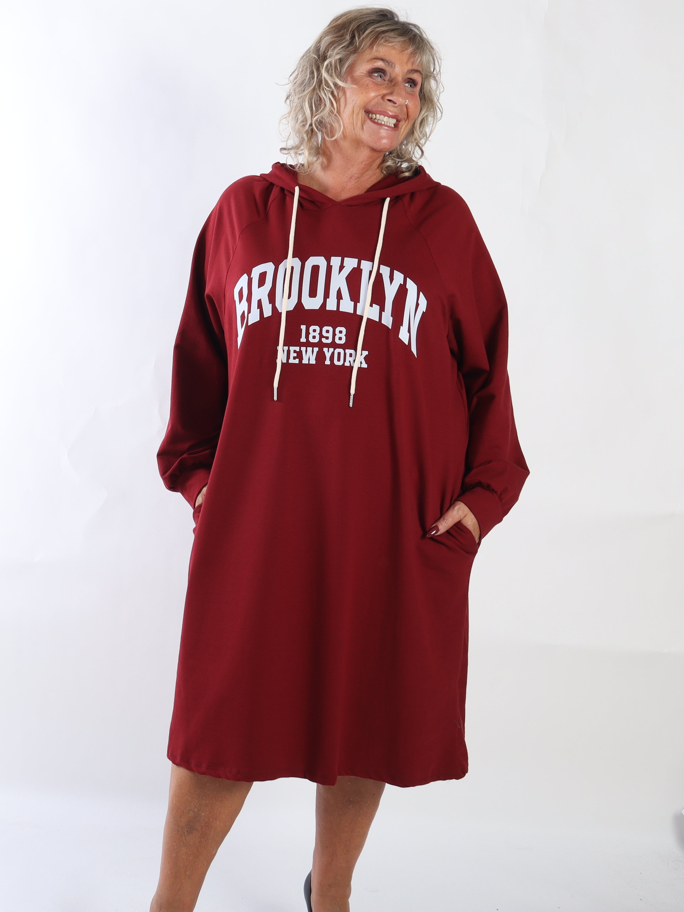 Brooklyn - Lang plus size hoodiekjole i blød bomuld med et cool BROOKLYN-print på brystet