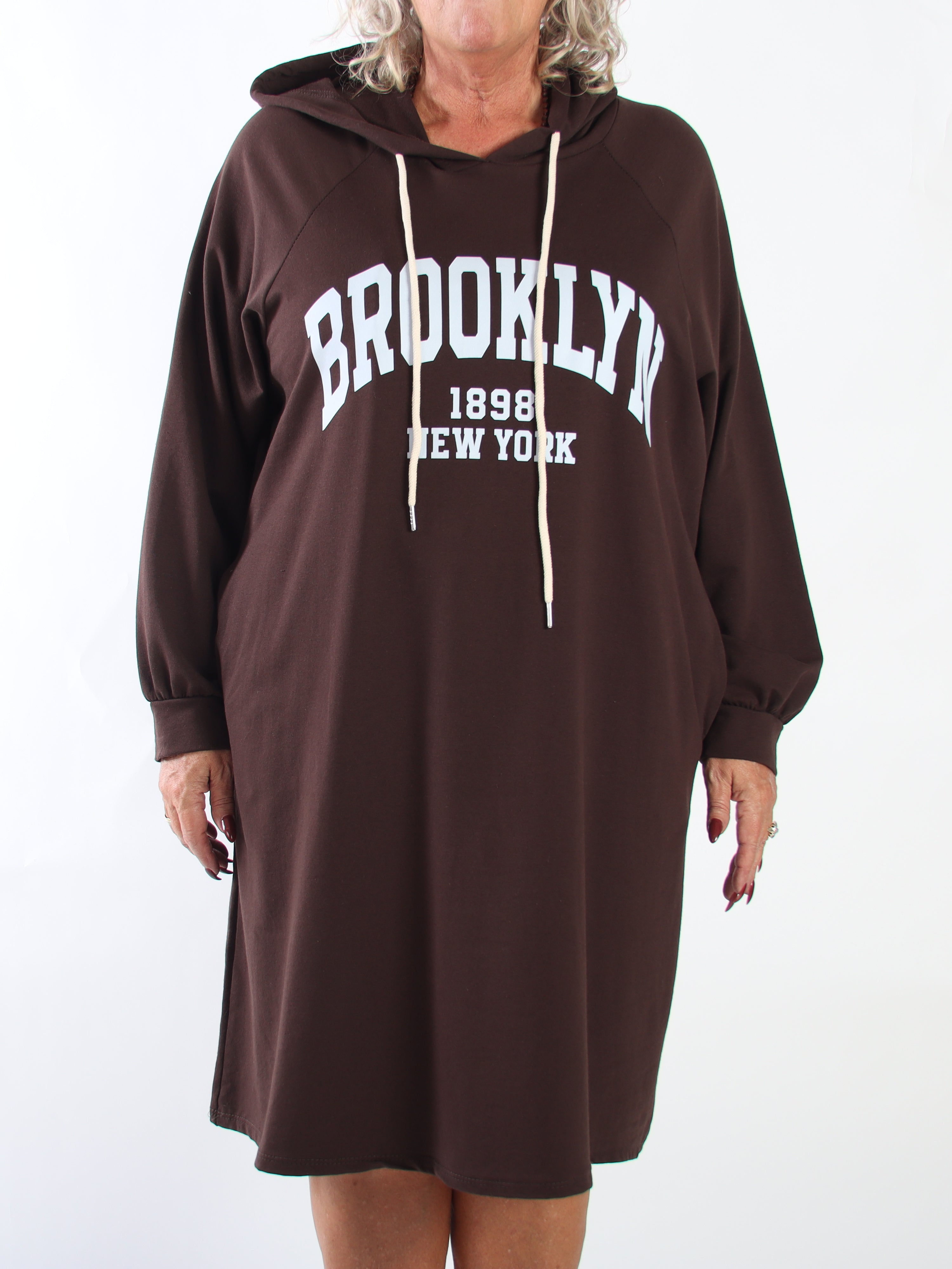 Brooklyn - Lang plus size hoodiekjole i blød bomuld med et cool BROOKLYN-print på brystet
