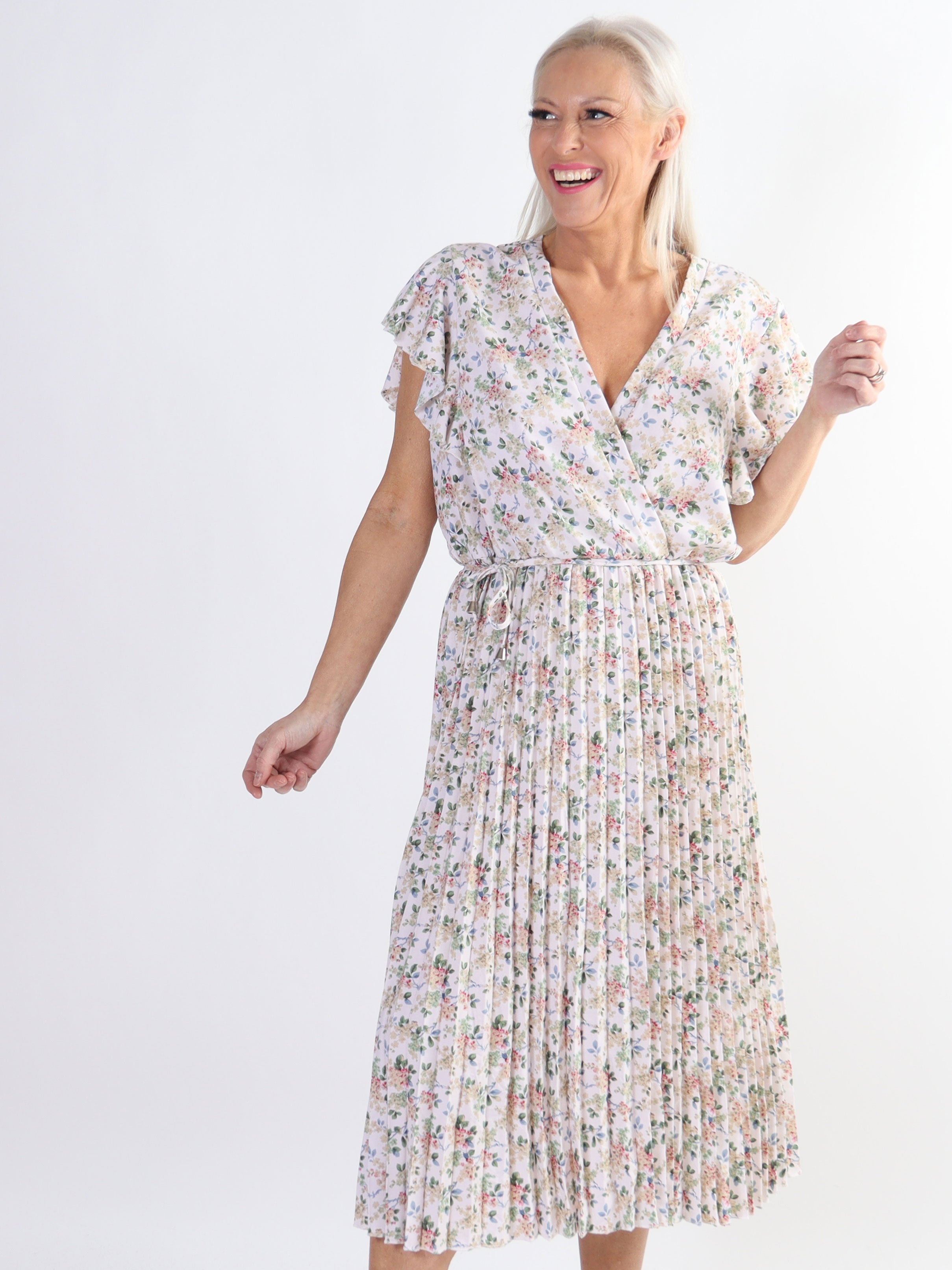 Callidora - Plus size kjole i med plisseringer og flæser