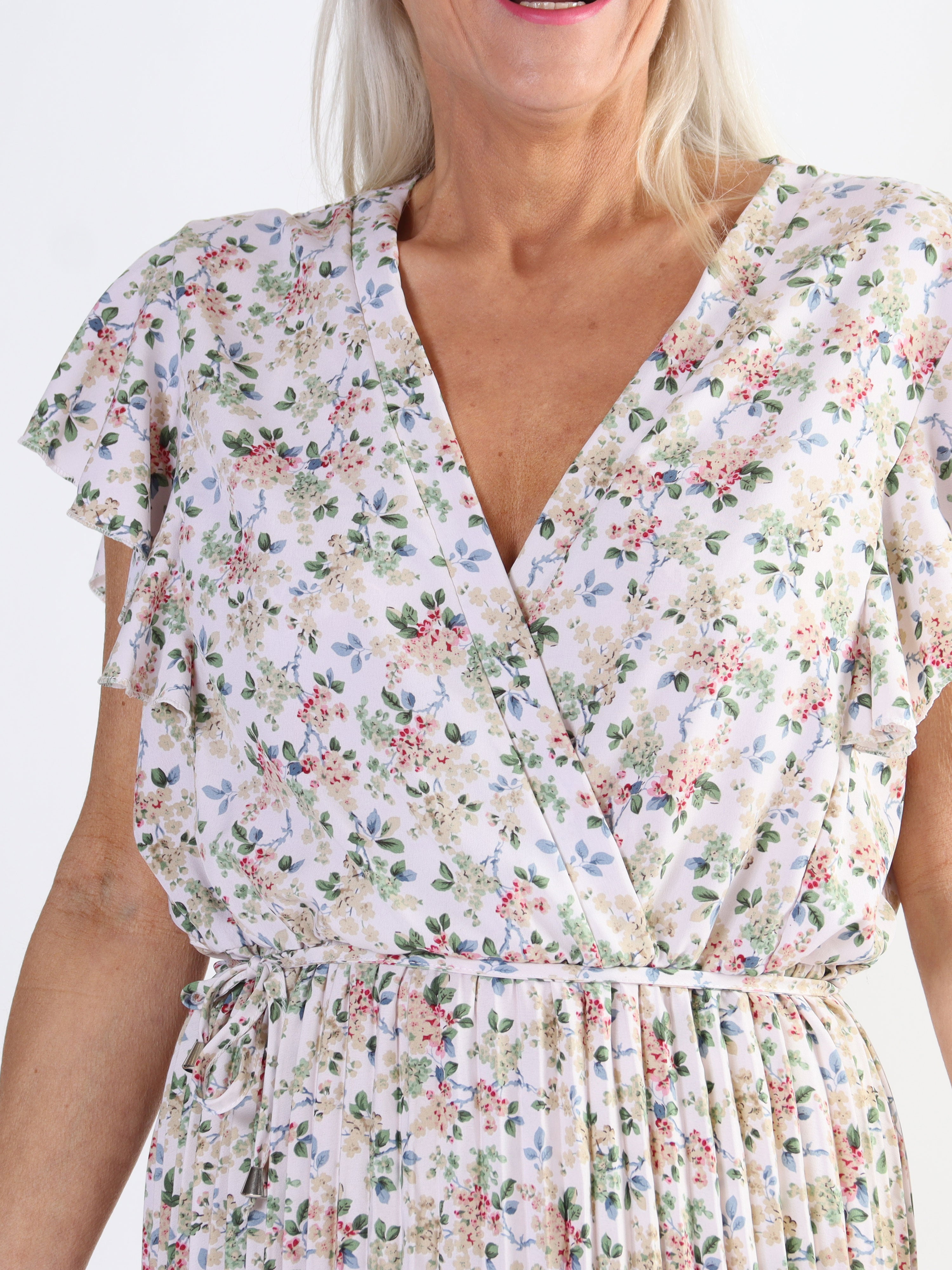 Callidora - Plus size kjole i med plisseringer og flæser