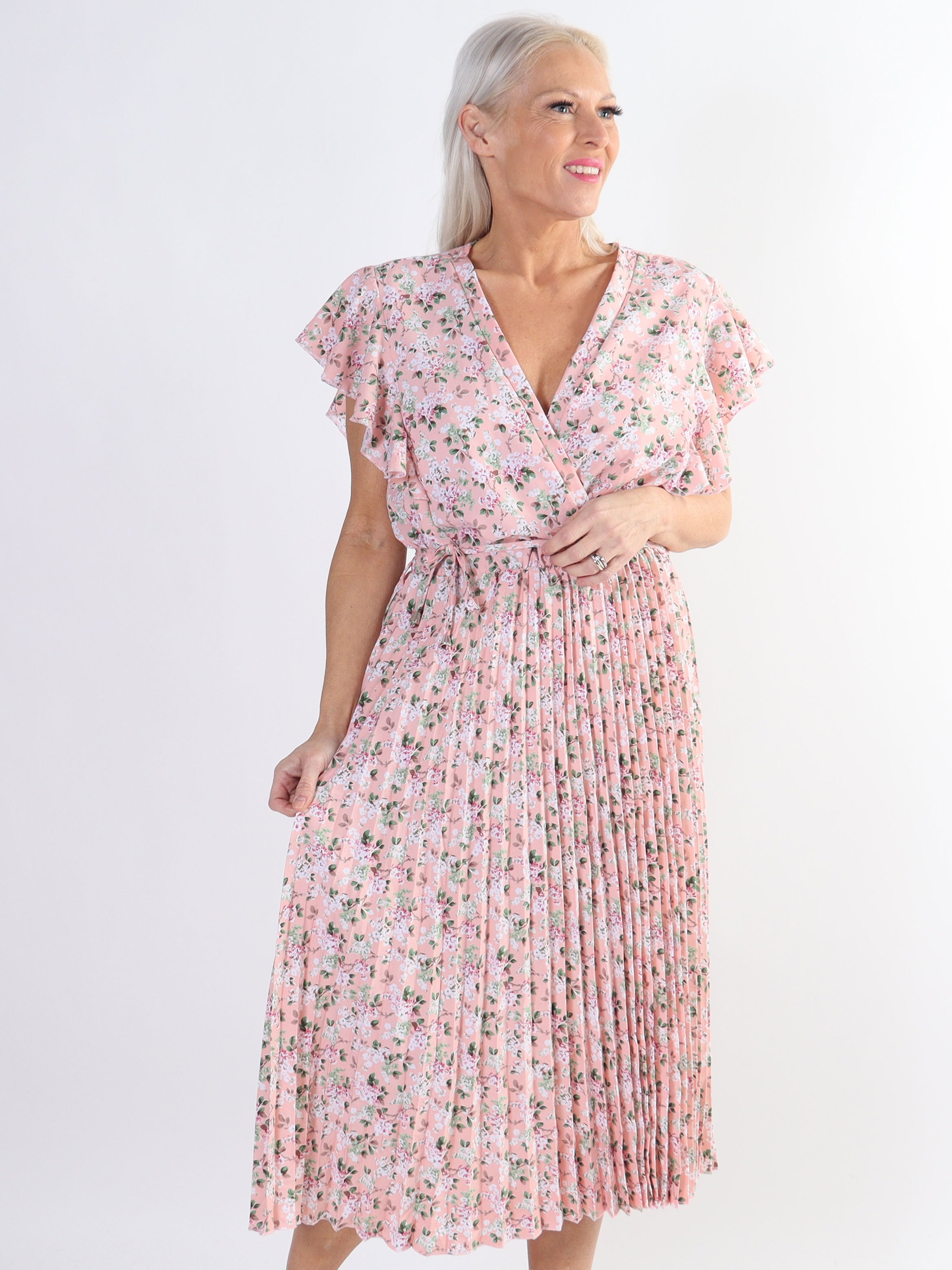 Callidora - Plus size kjole i med plisseringer og flæser