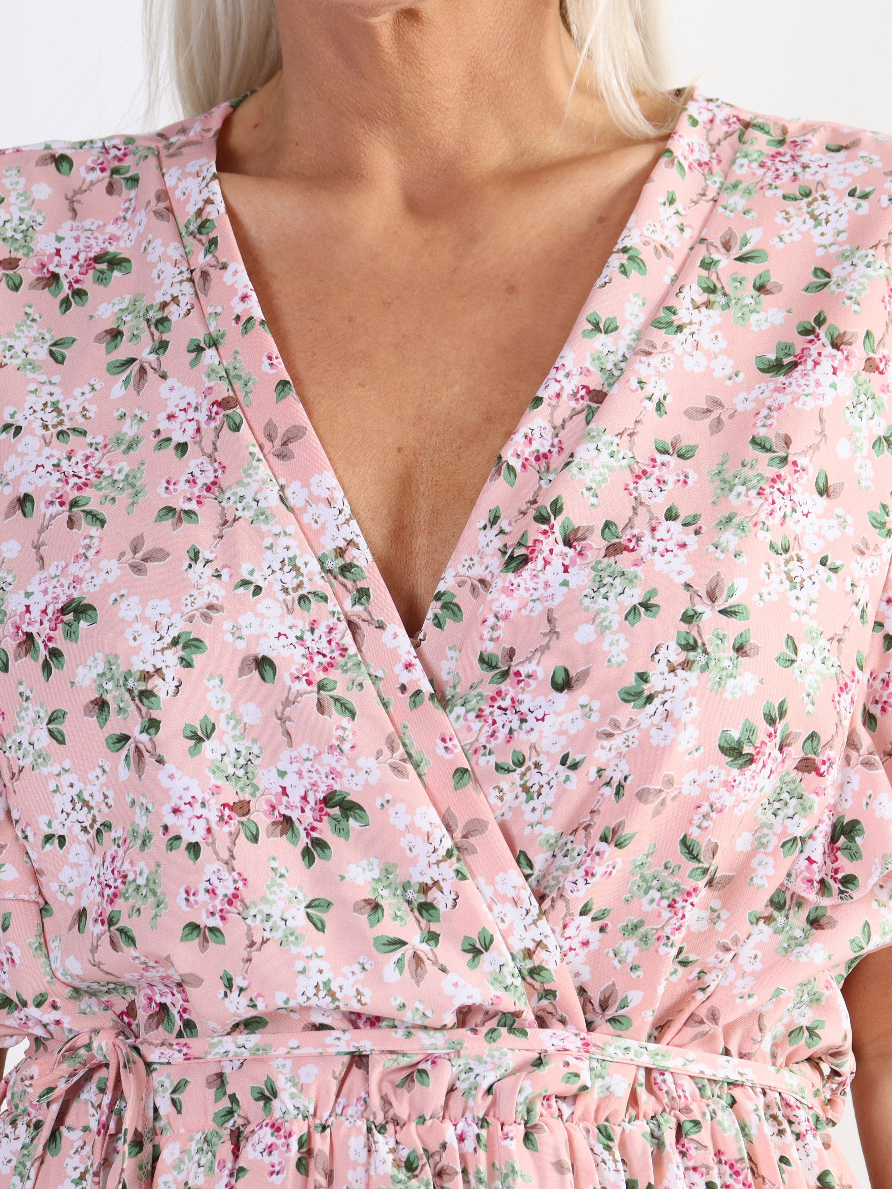 Callidora - Plus size kjole i med plisseringer og flæser