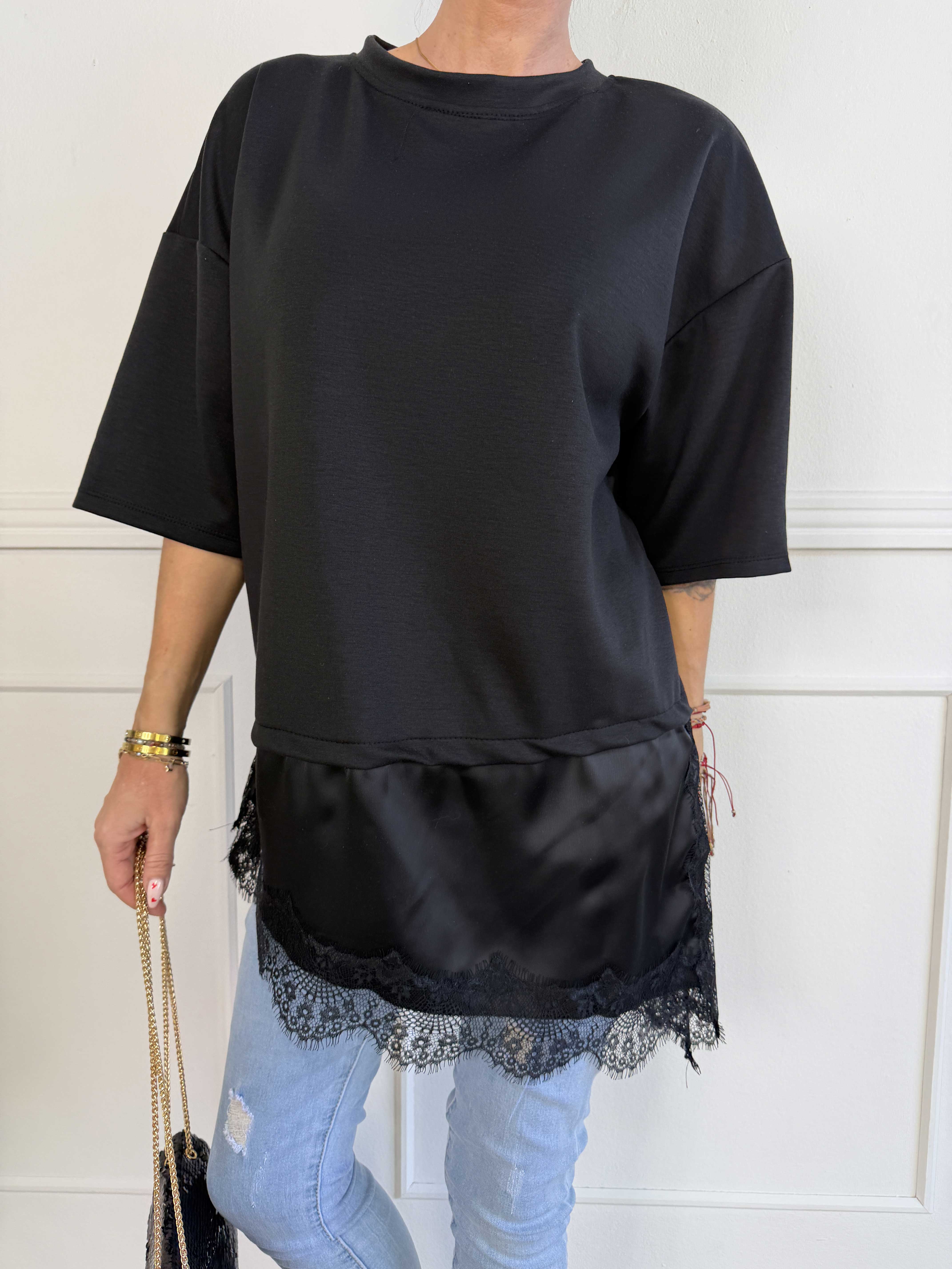 Camemi - Oversized t-shirt med indsyet top med blondekant forneden