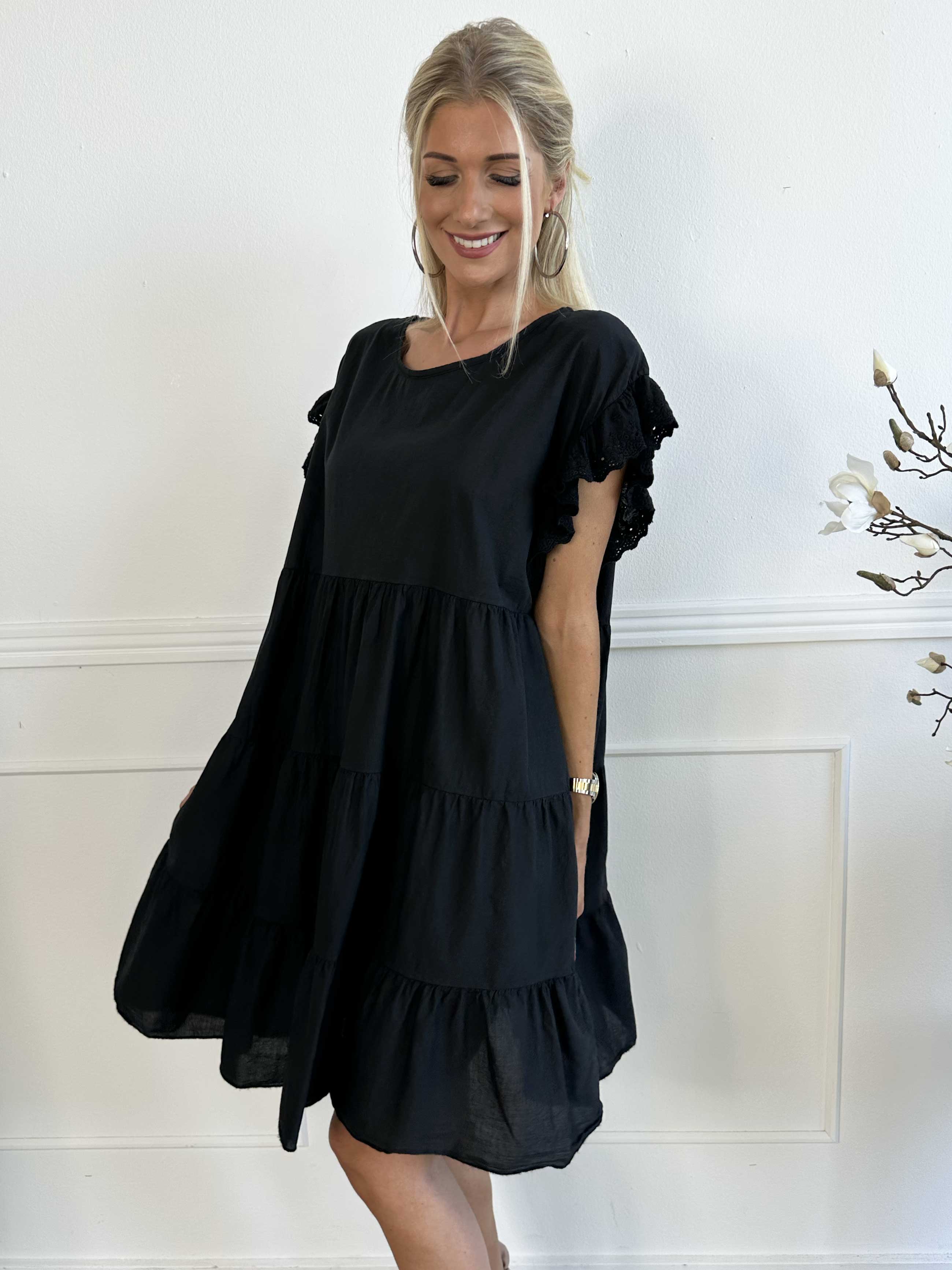 Canada - Sød bomuldskjole med flæseærmer og lag på lag look