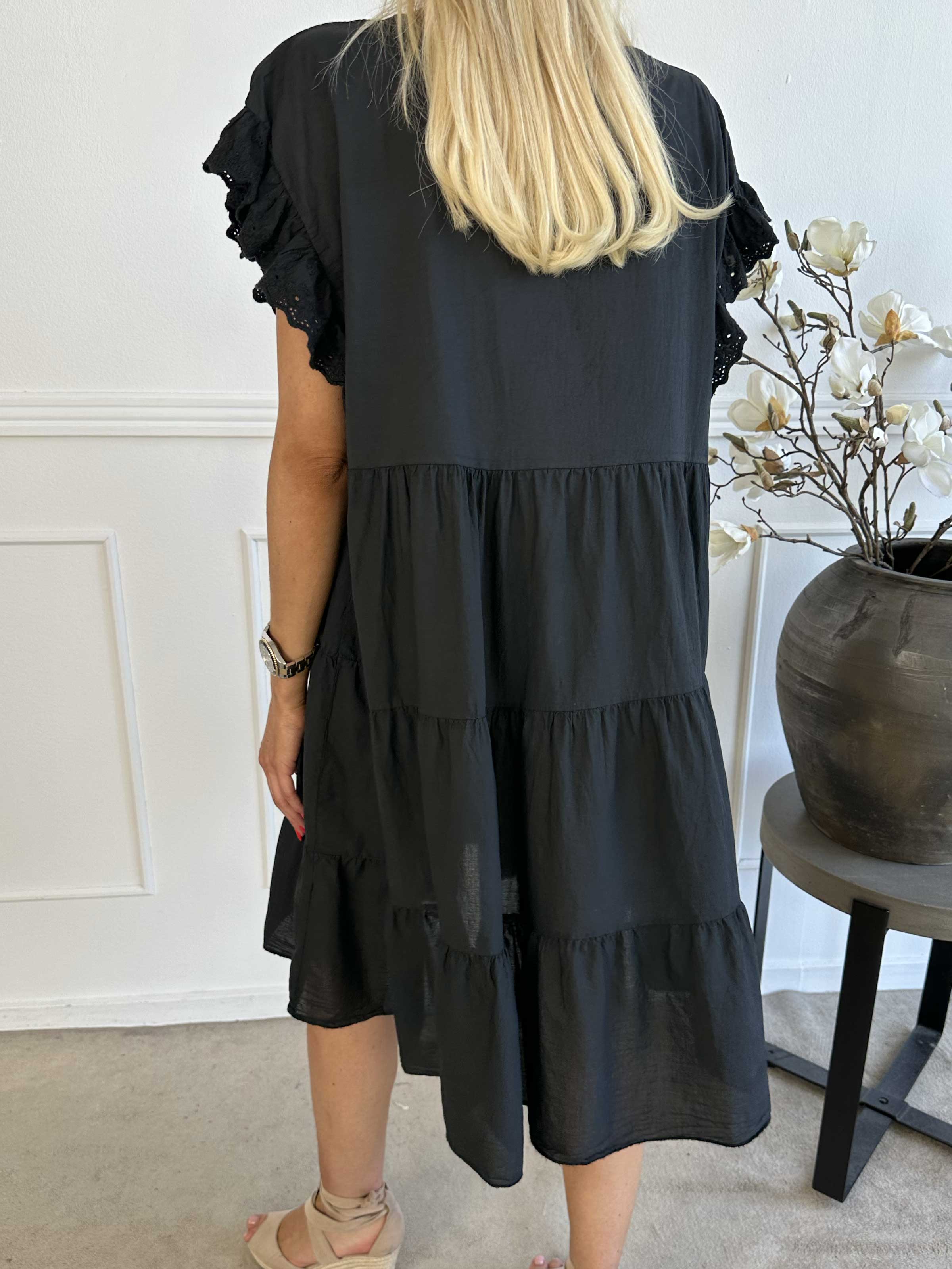 Canada - Sød bomuldskjole med flæseærmer og lag på lag look