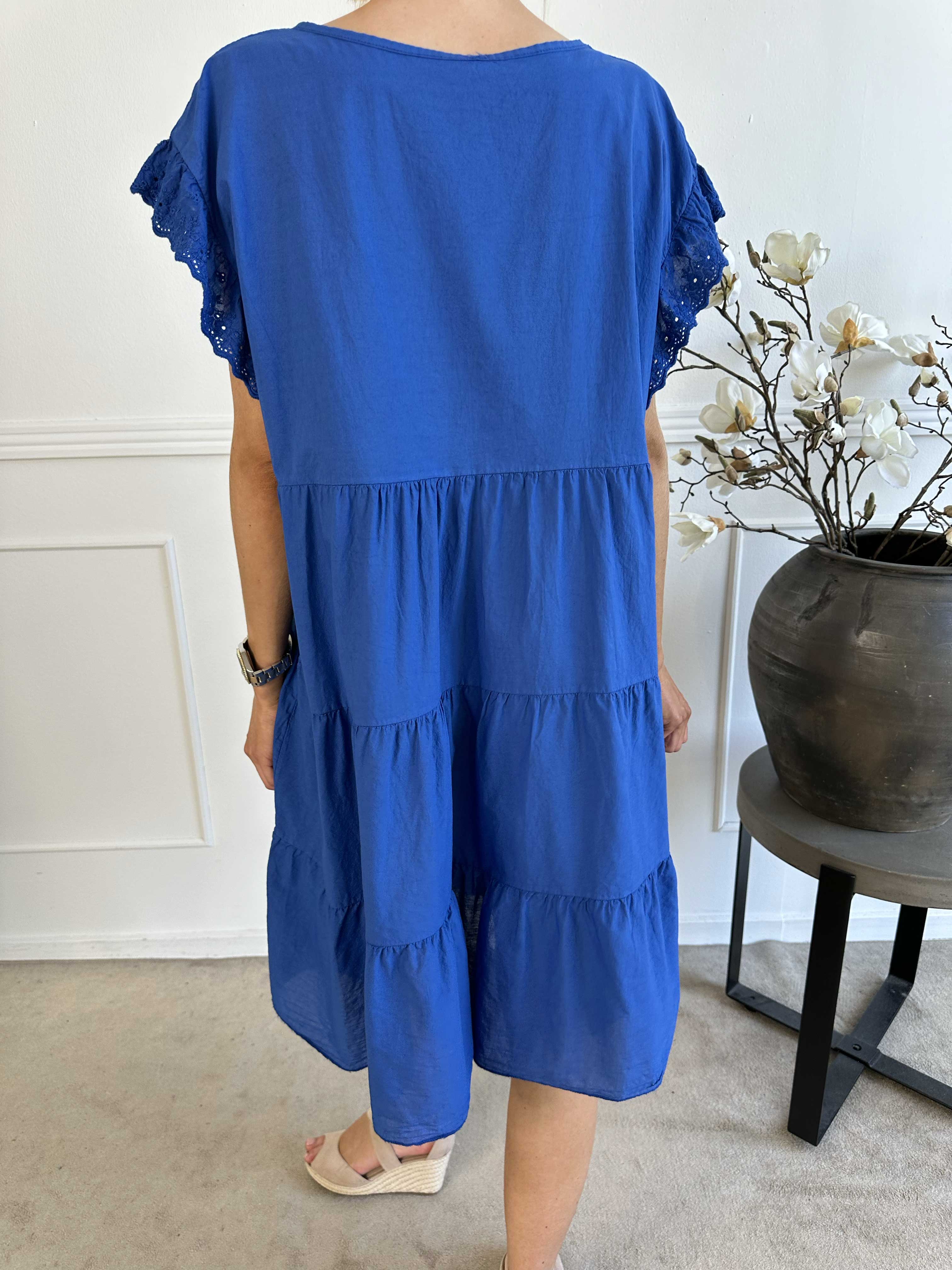 Canada - Sød bomuldskjole med flæseærmer og lag på lag look