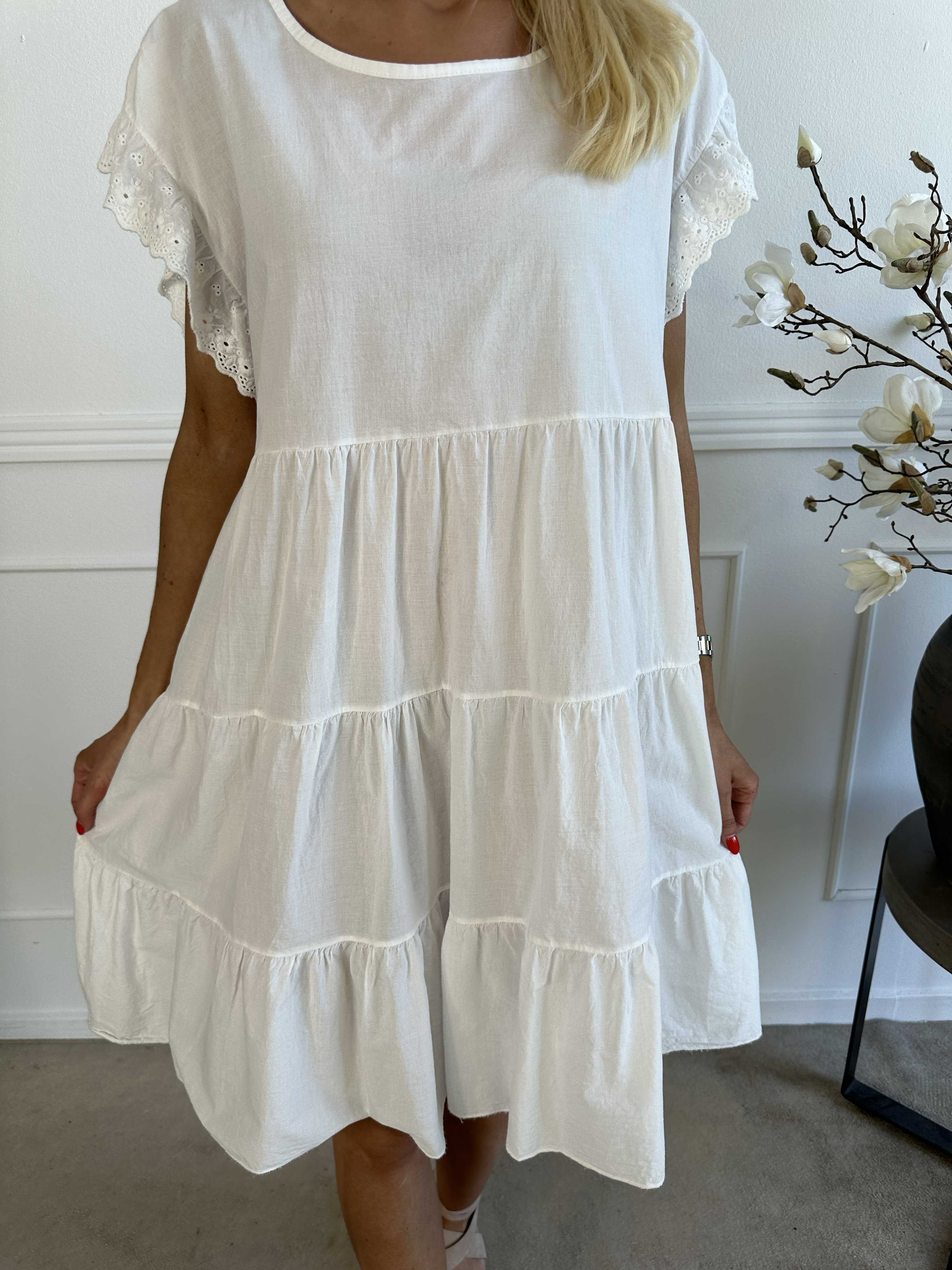 Canada - Sød bomuldskjole med flæseærmer og lag på lag look