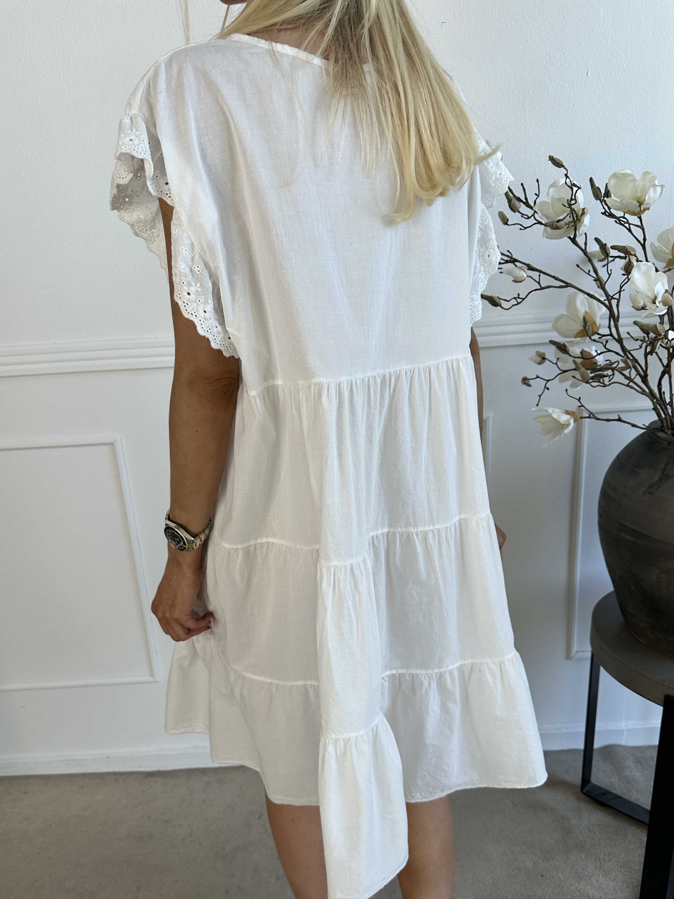 Canada - Sød bomuldskjole med flæseærmer og lag på lag look