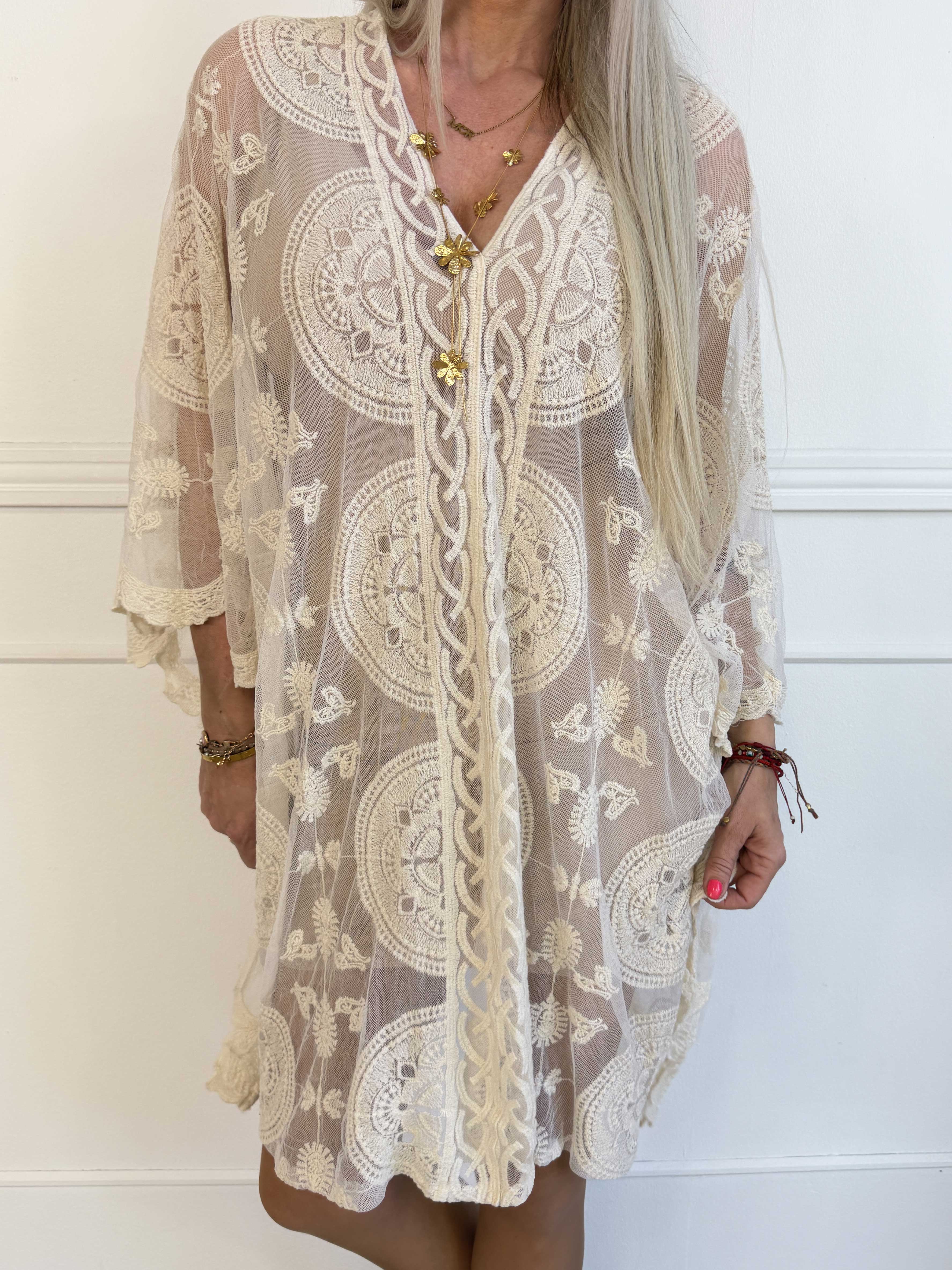 Carmela - Feminin semi-transparent tunikakjole med fine broderede detaljer