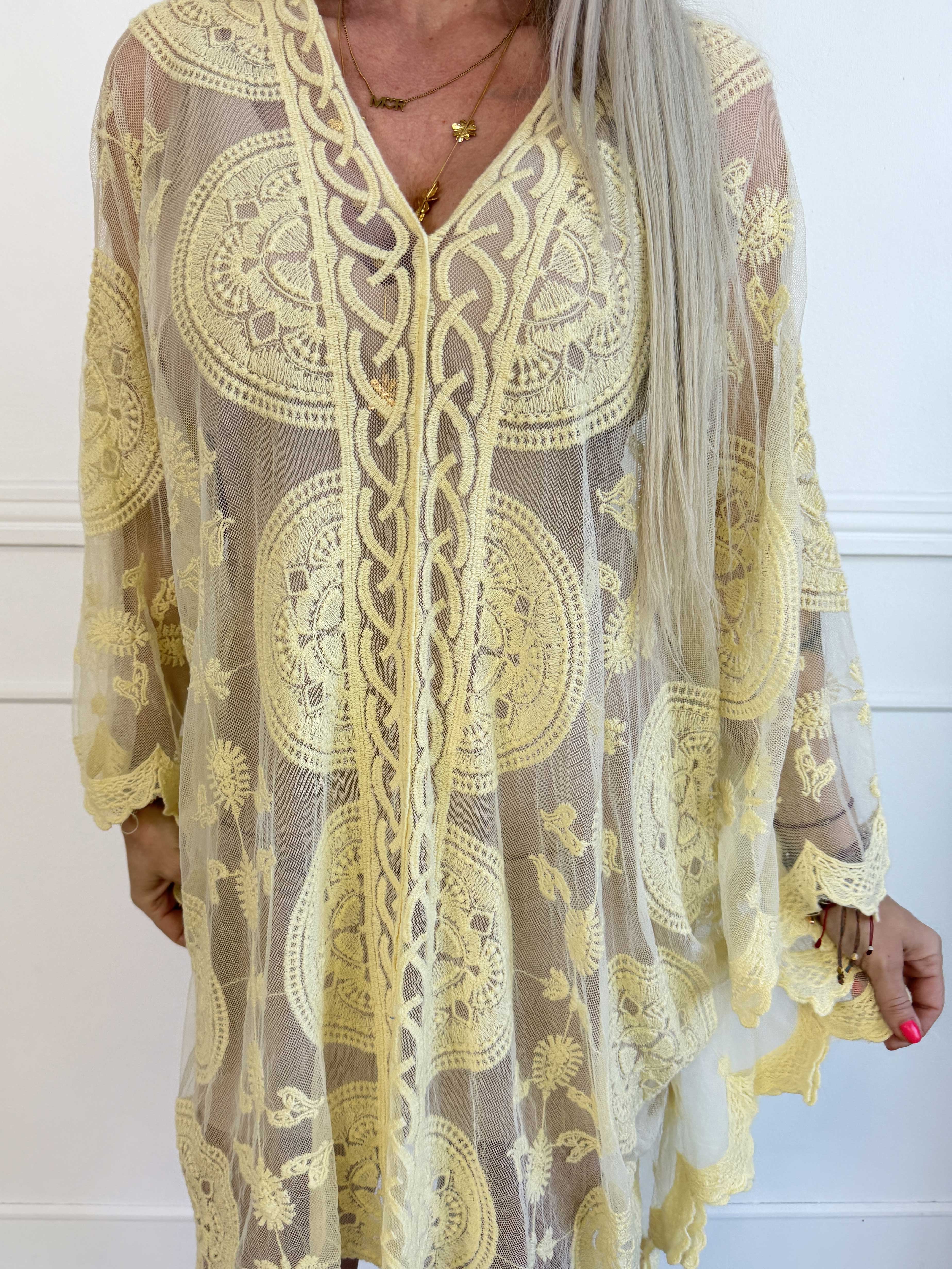 Carmela - Feminin semi-transparent tunikakjole med fine broderede detaljer