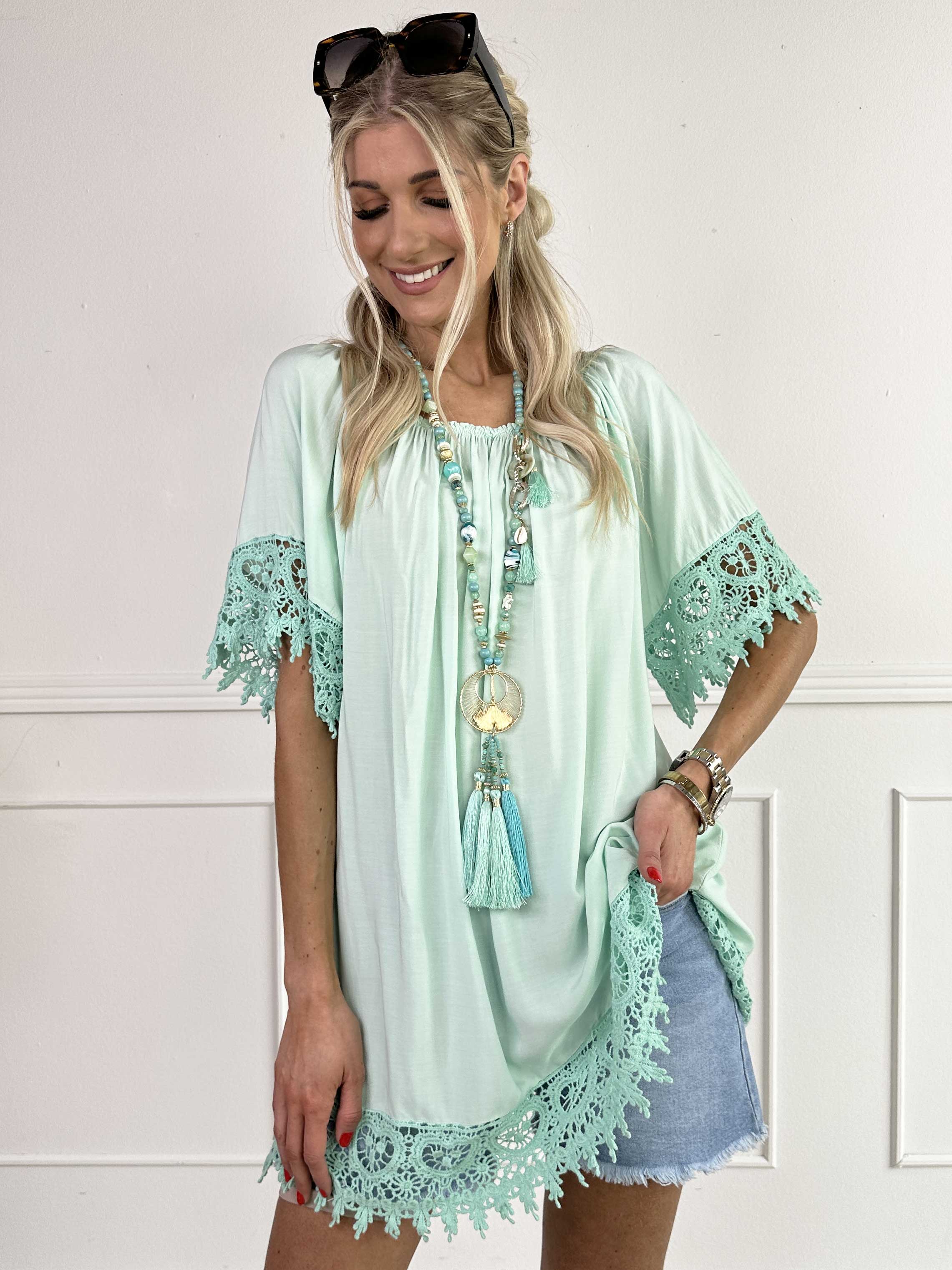 Carnelia - Sød tunikakjole i viskose med broderet kanter