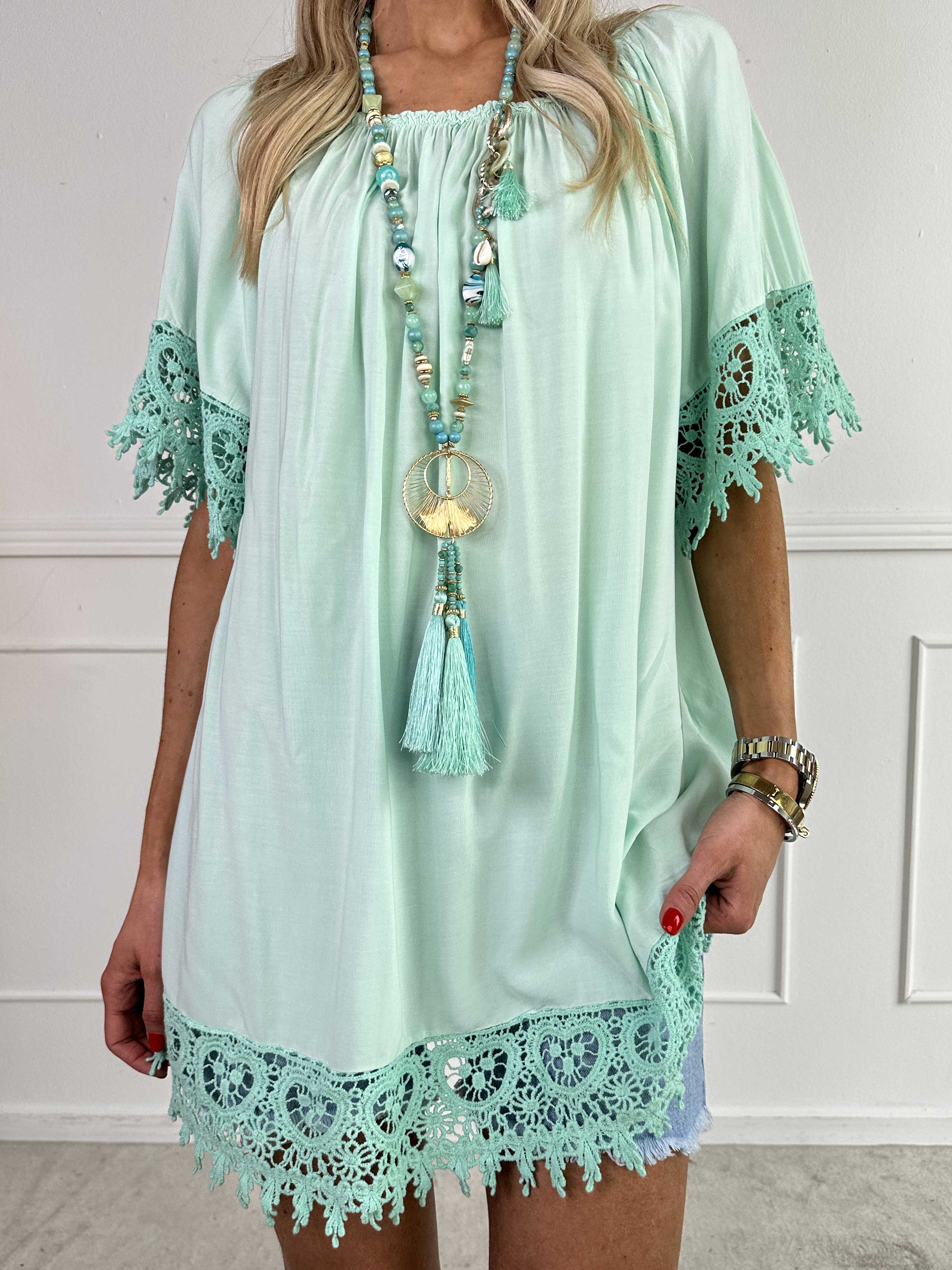 Carnelia - Sød tunikakjole i viskose med broderet kanter