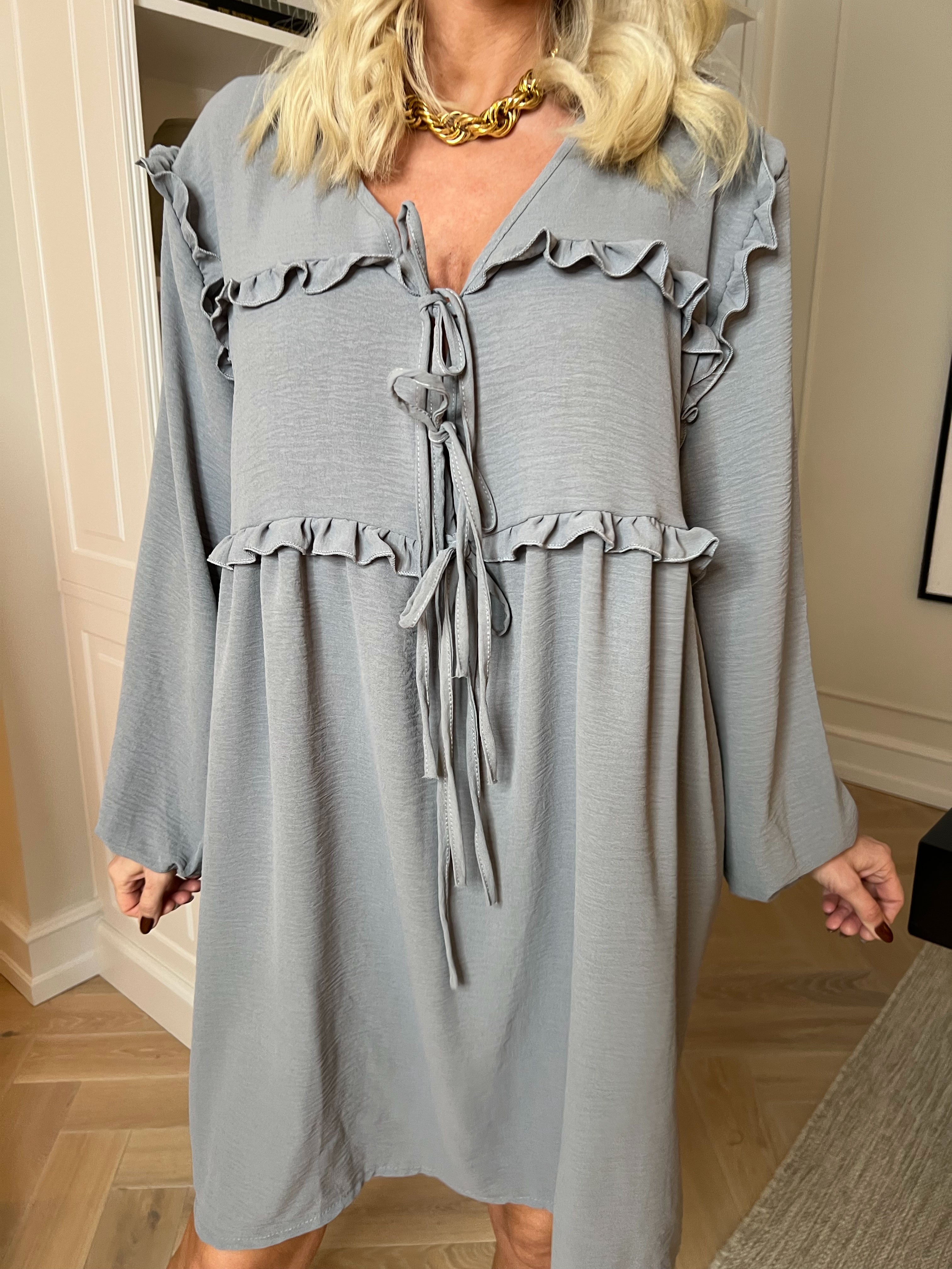 Catalina - Sød tunikakjole i viskose med flæser og sløjfer