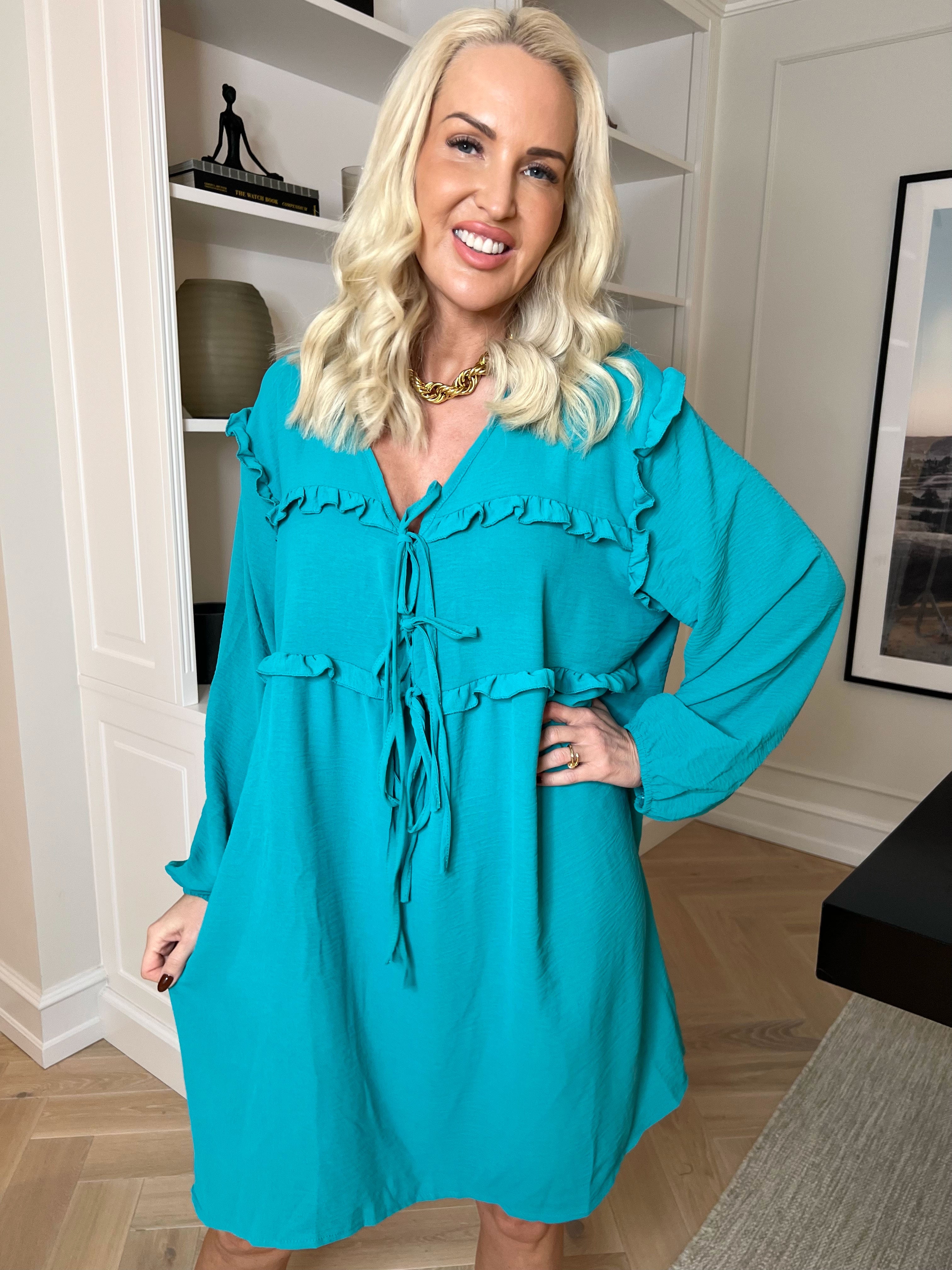 Catalina - Sød tunikakjole i viskose med flæser og sløjfer