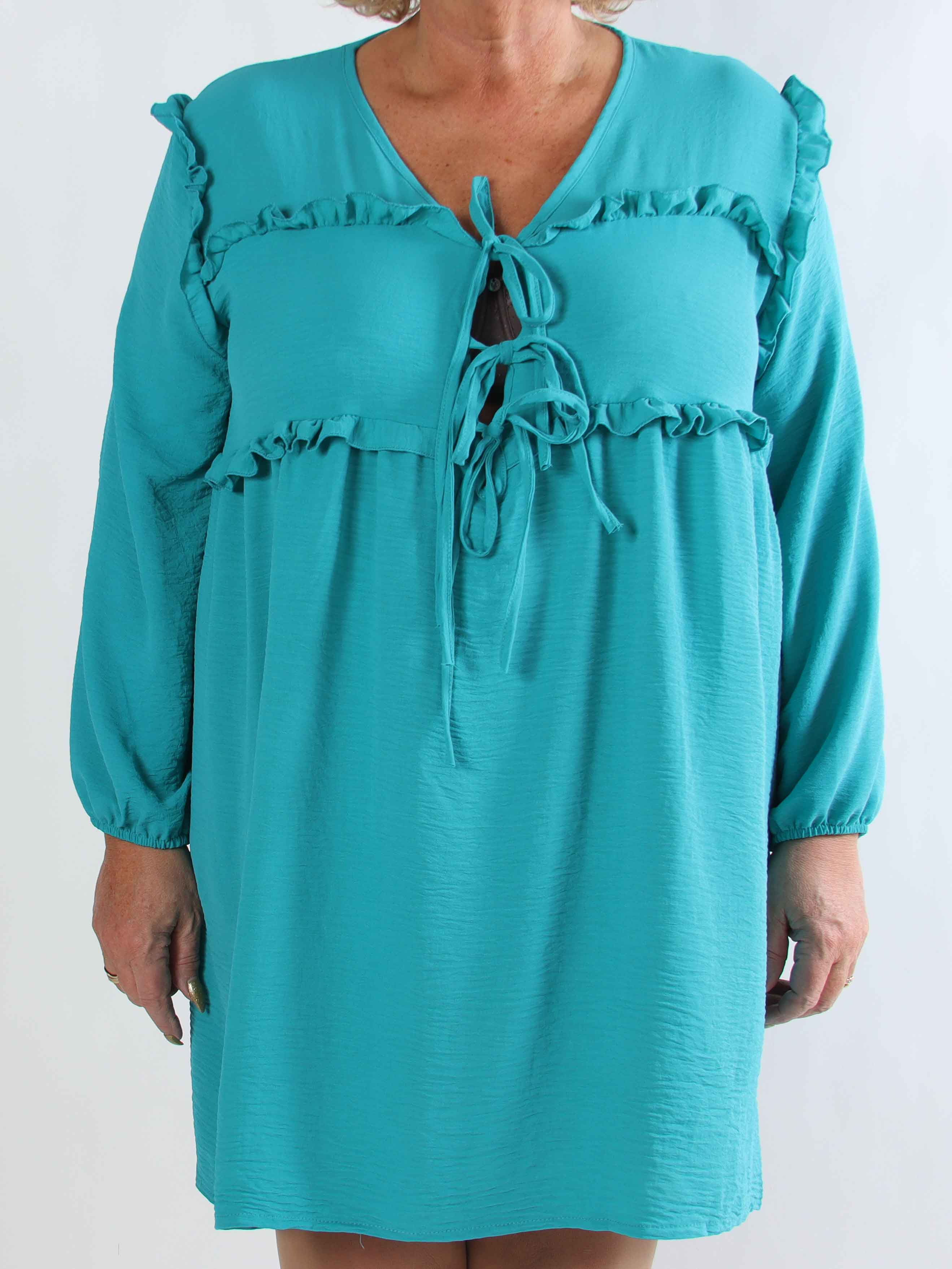 Catalina - Plus size tunikakjole i viskose med flæser og sløjfer