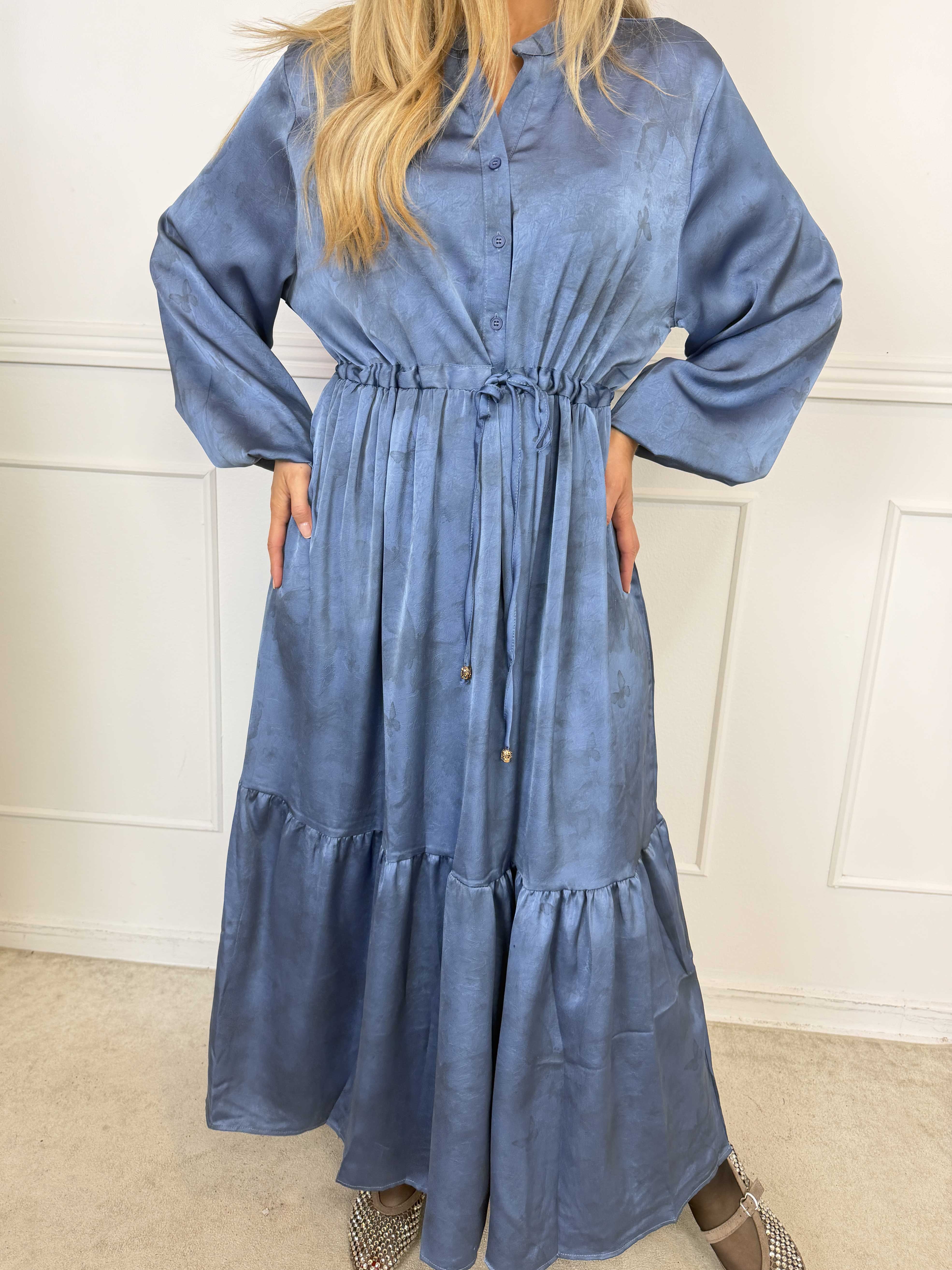 Cecilie - Lang og elegant kjole i viskose med et smukt, svagt skinnende sommerfugleprint