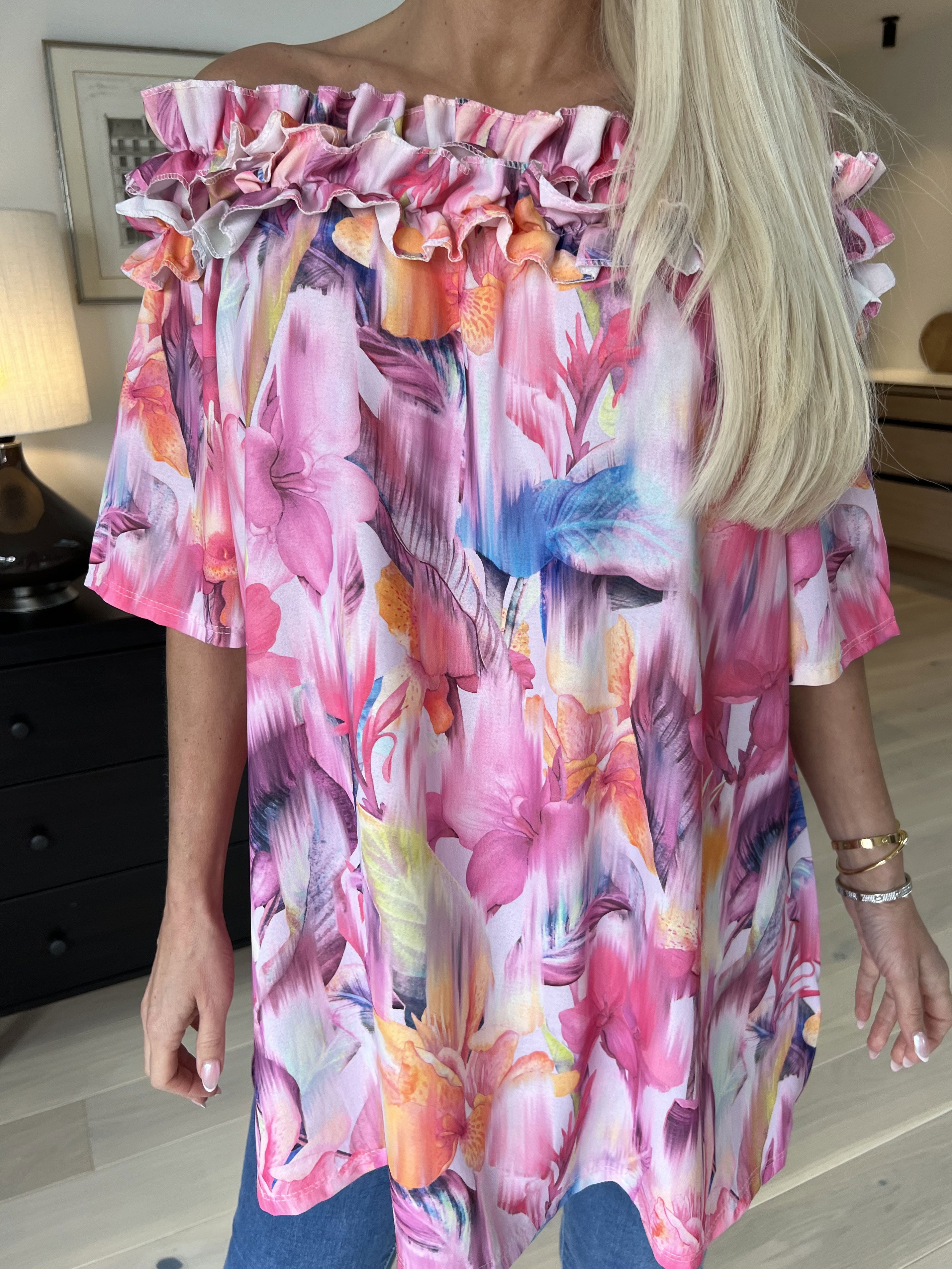 Chili Sleeveless Hawaii - Blomstret tunika med flæser i udskæringen