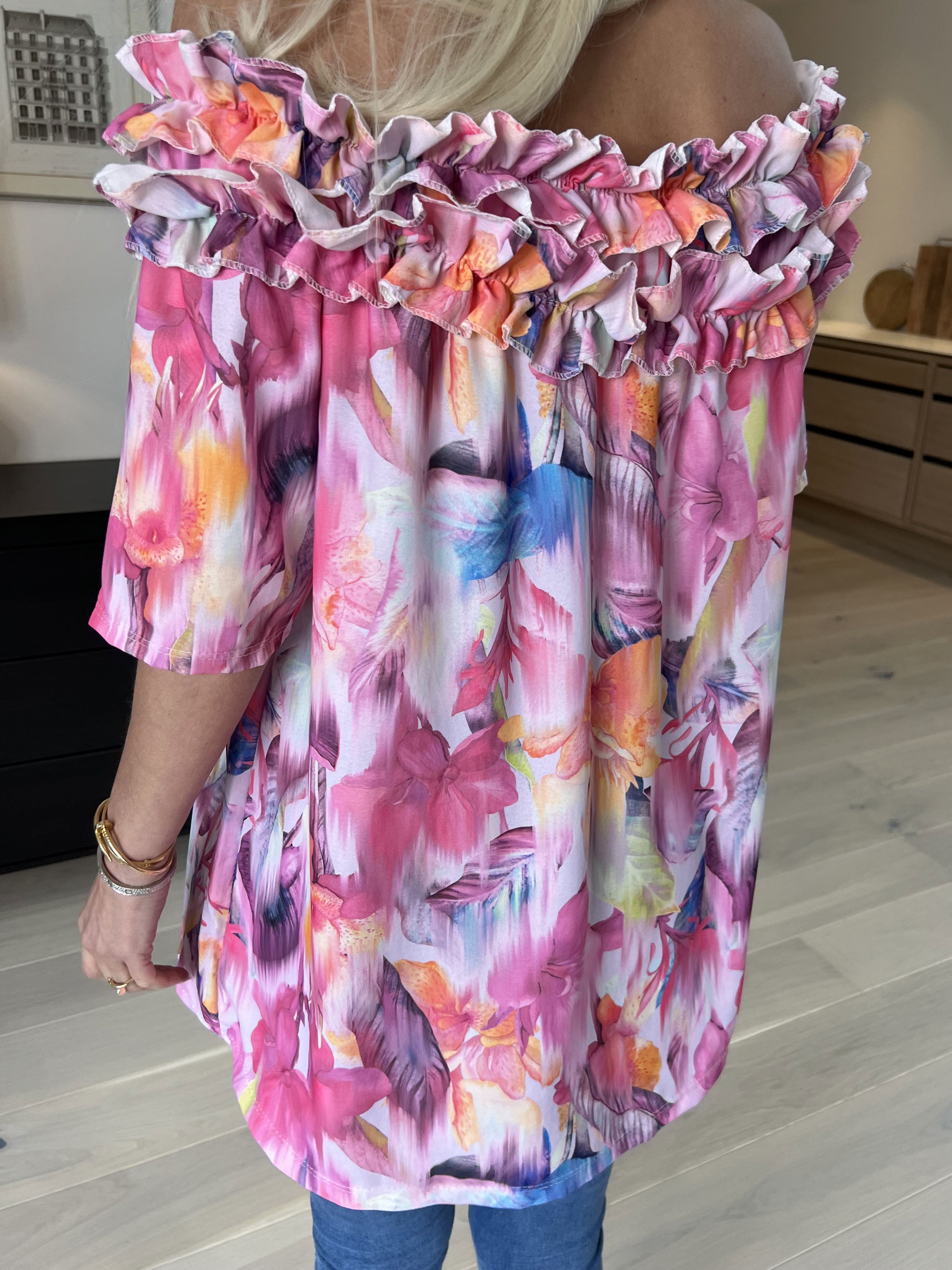 Chili Sleeveless Hawaii - Blomstret tunika med flæser i udskæringen