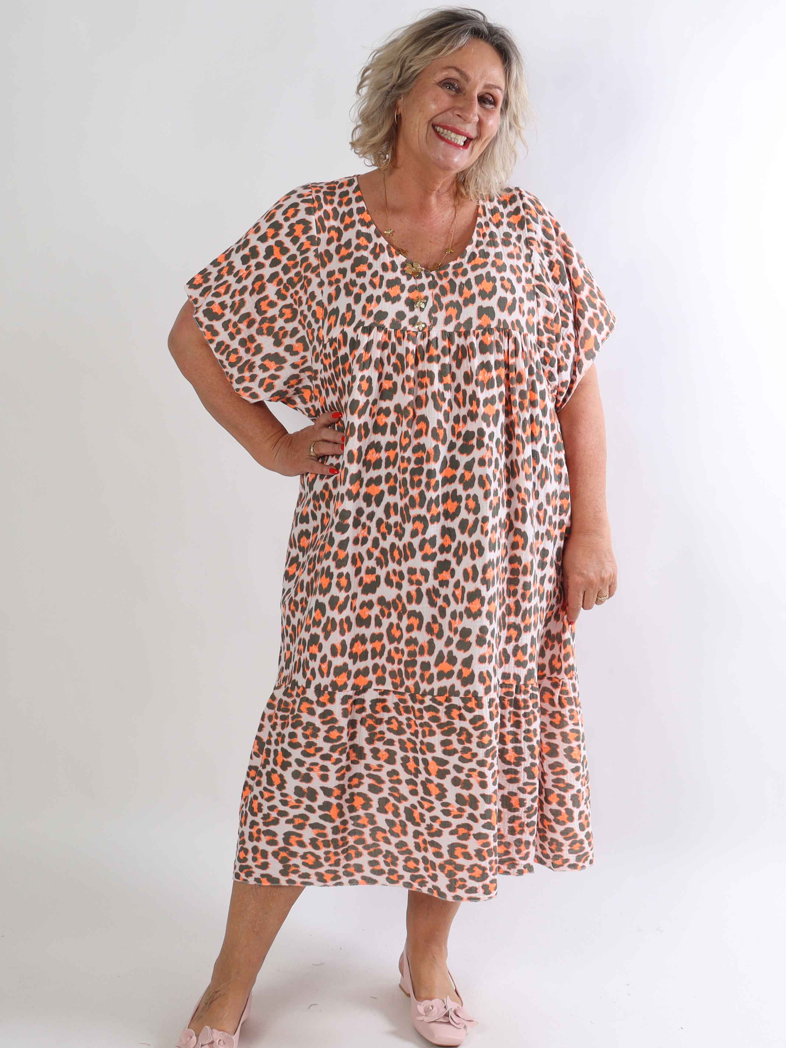 Ciara - Plus size bomuldskjole i leopardprint med flæsekant forneden