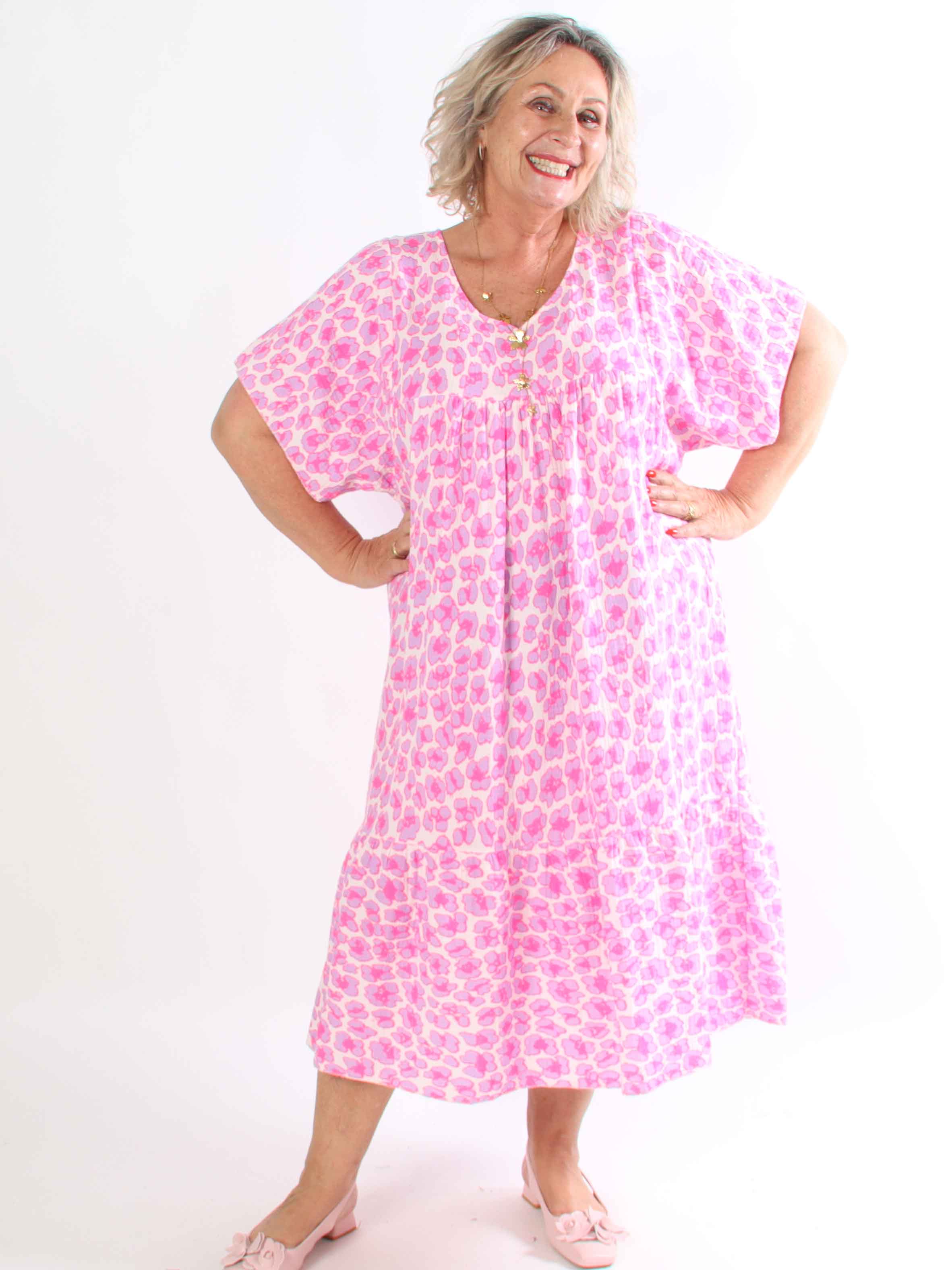 Ciara - Plus size bomuldskjole i leopardprint med flæsekant forneden