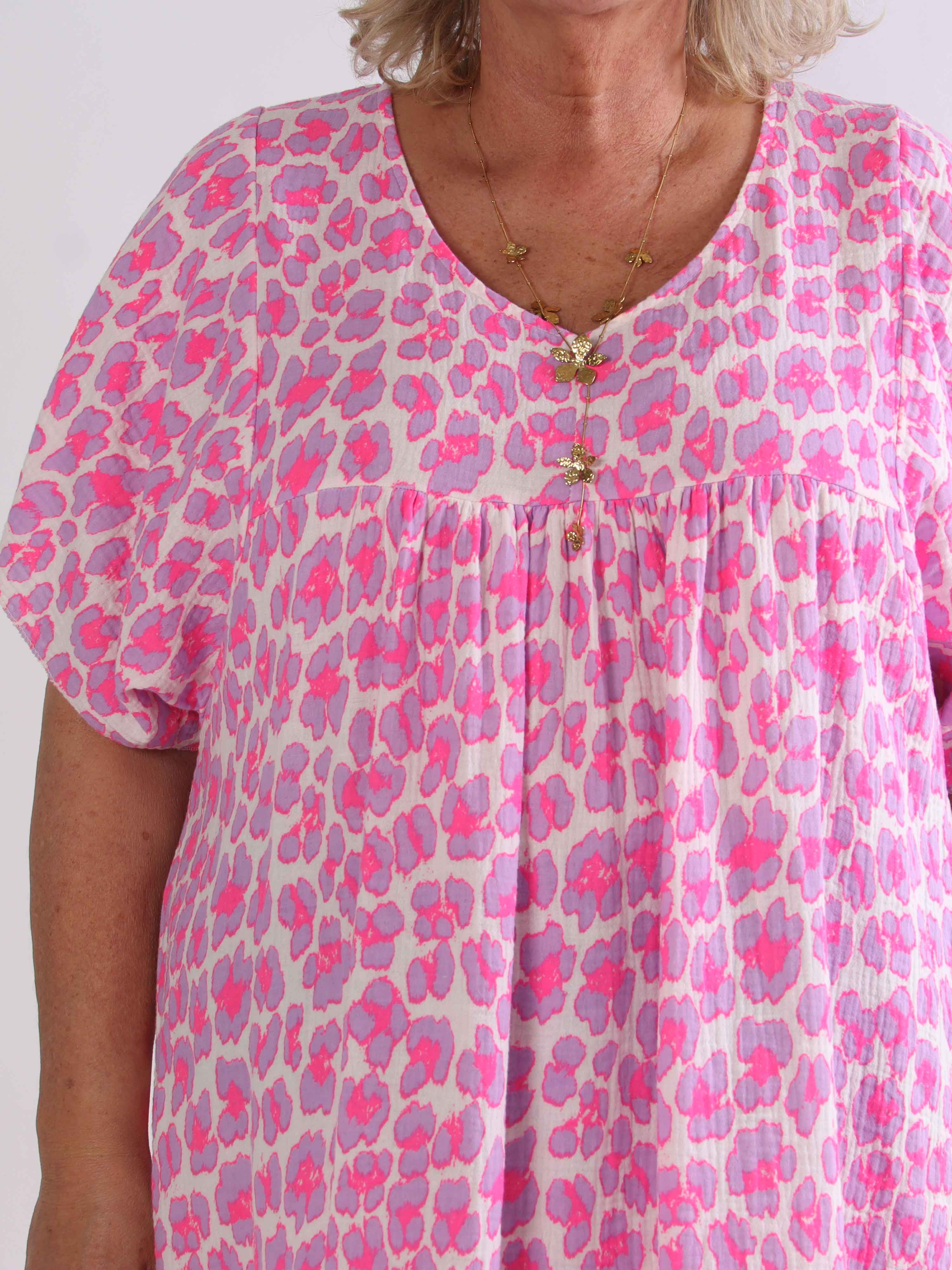 Ciara - Plus size bomuldskjole i leopardprint med flæsekant forneden