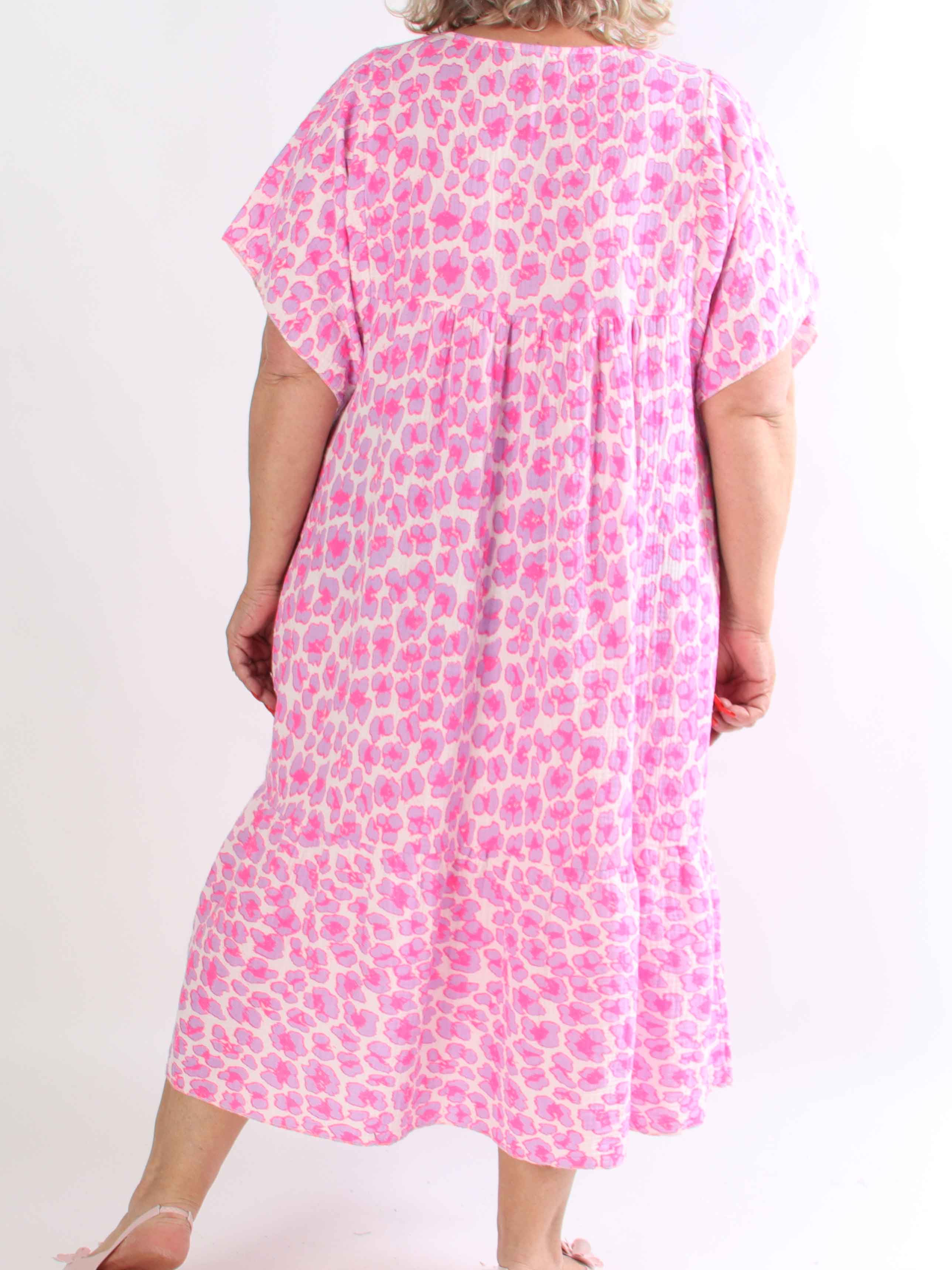 Ciara - Plus size bomuldskjole i leopardprint med flæsekant forneden