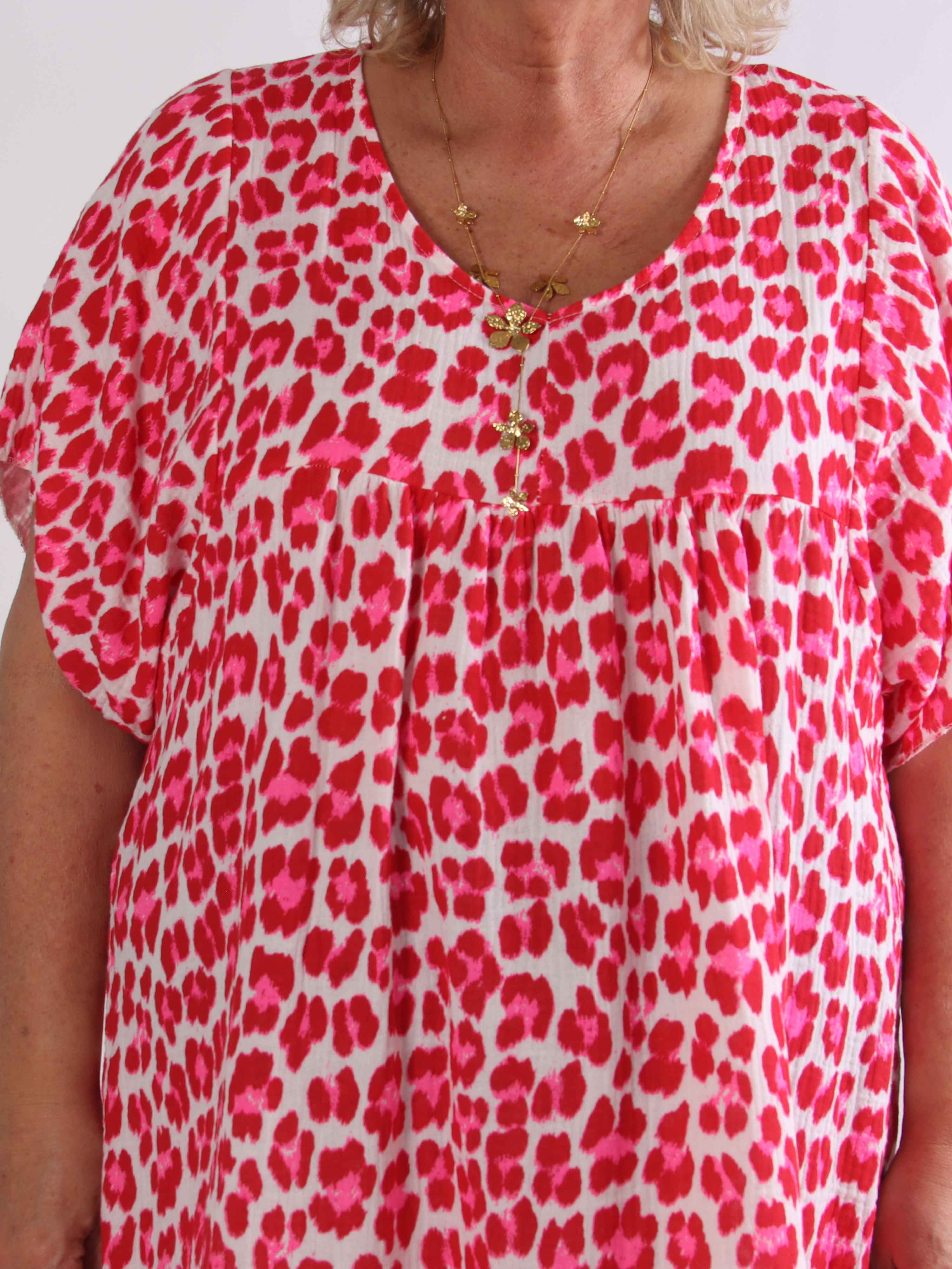 Ciara - Plus size bomuldskjole i leopardprint med flæsekant forneden