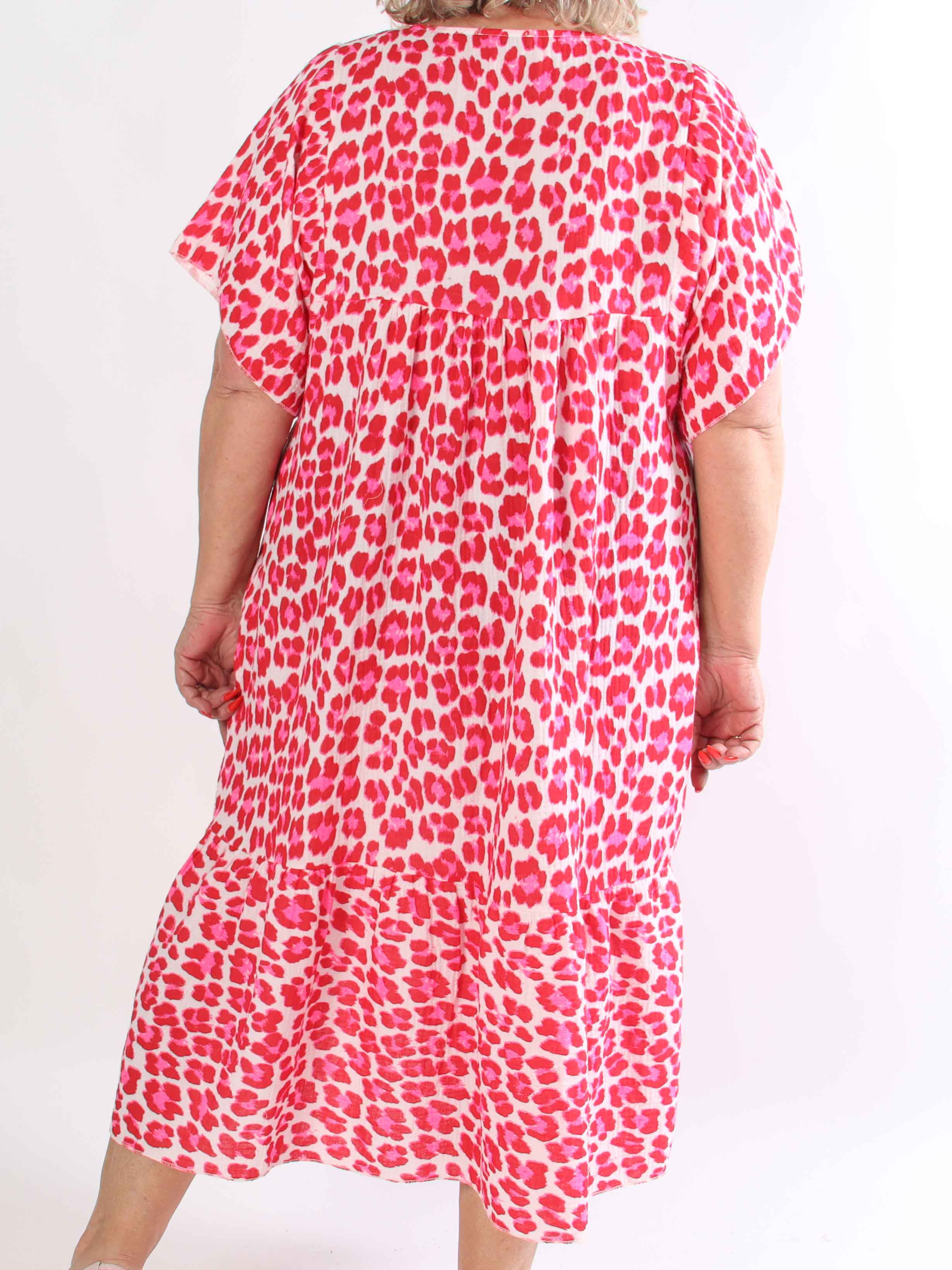 Ciara - Plus size bomuldskjole i leopardprint med flæsekant forneden
