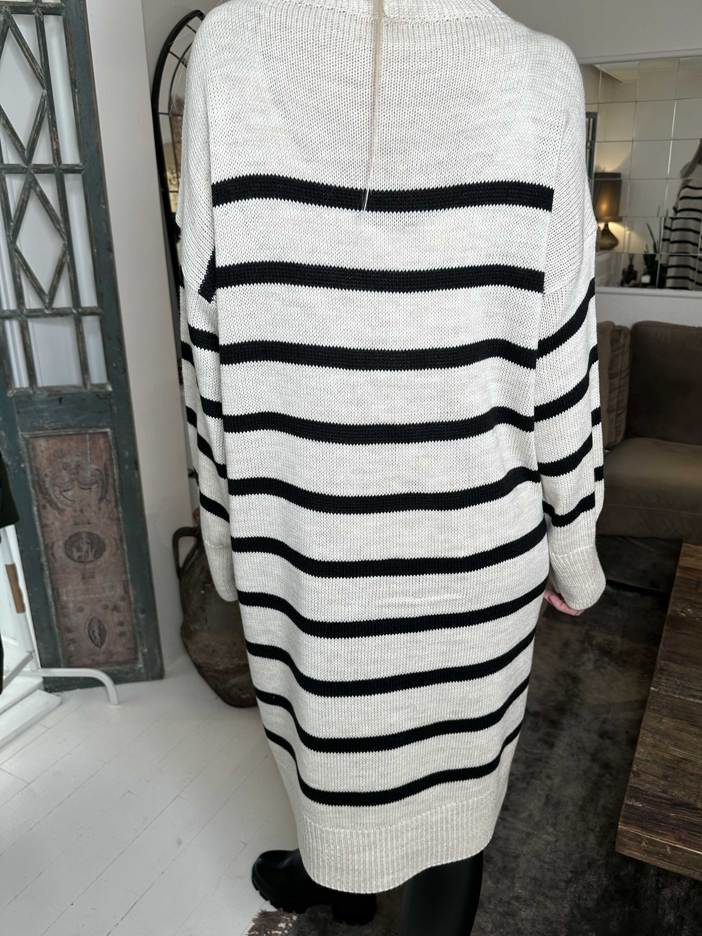 Ciara - Strikkjole med striber i løs pasform