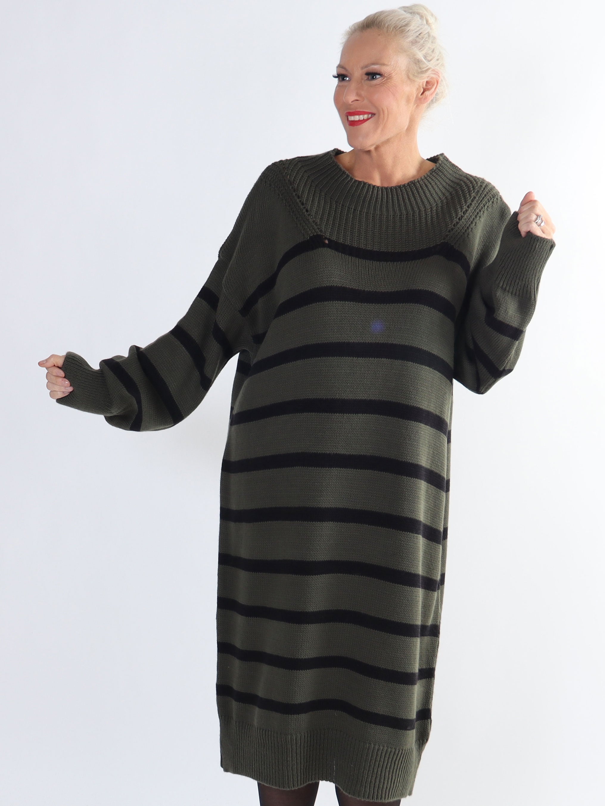 Ciara - Plus size strikkjole med striber