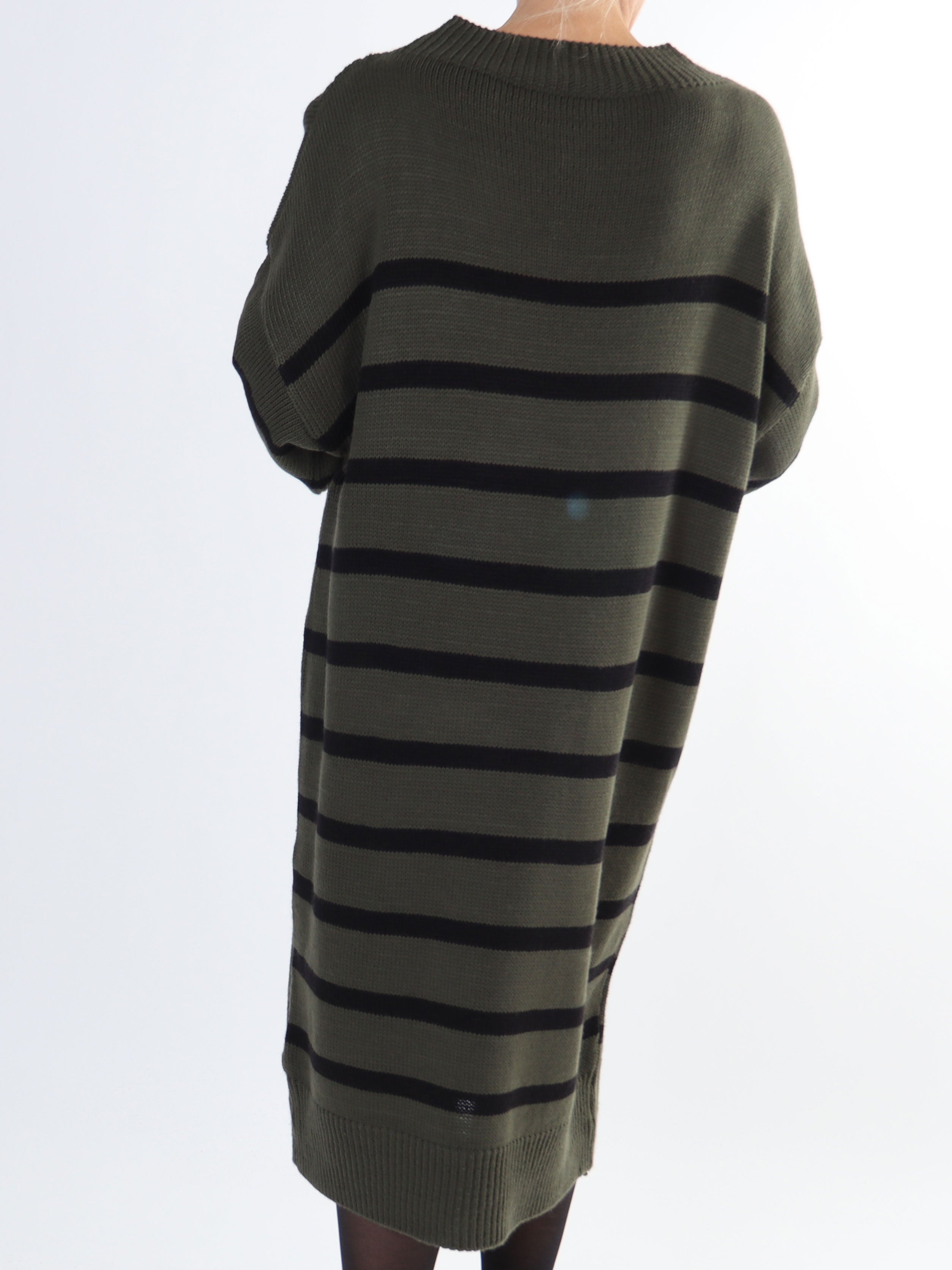 Ciara - Plus size strikkjole med striber