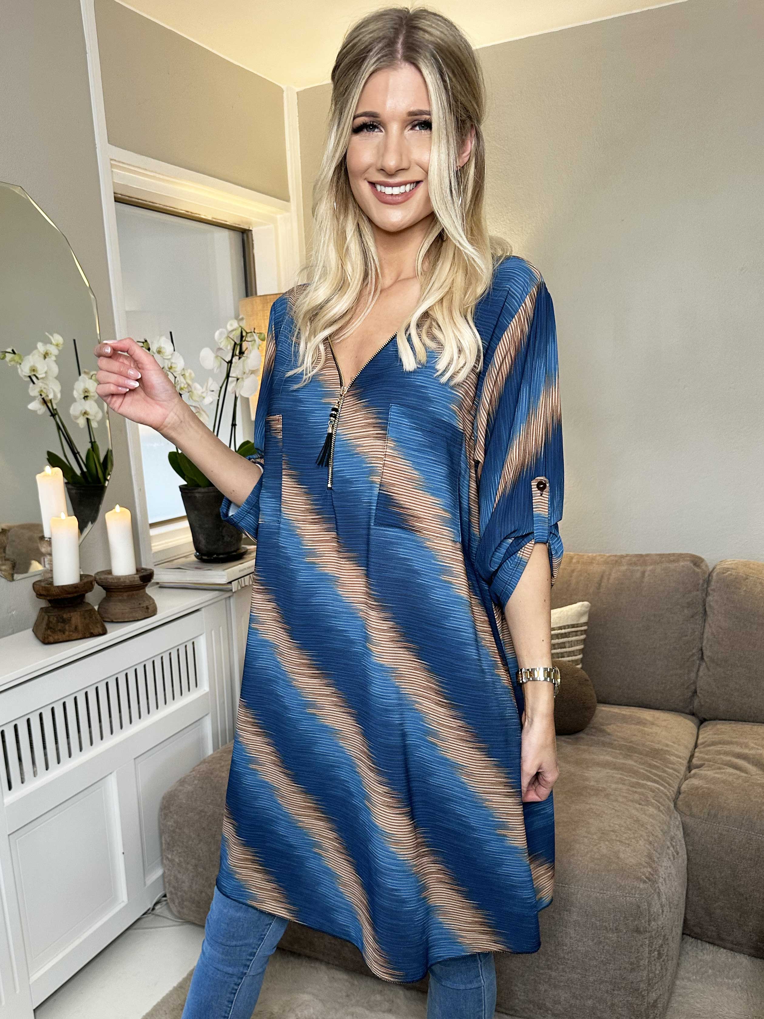 Claudia Stripe Dress - Tunikakjole med print og lynlås
