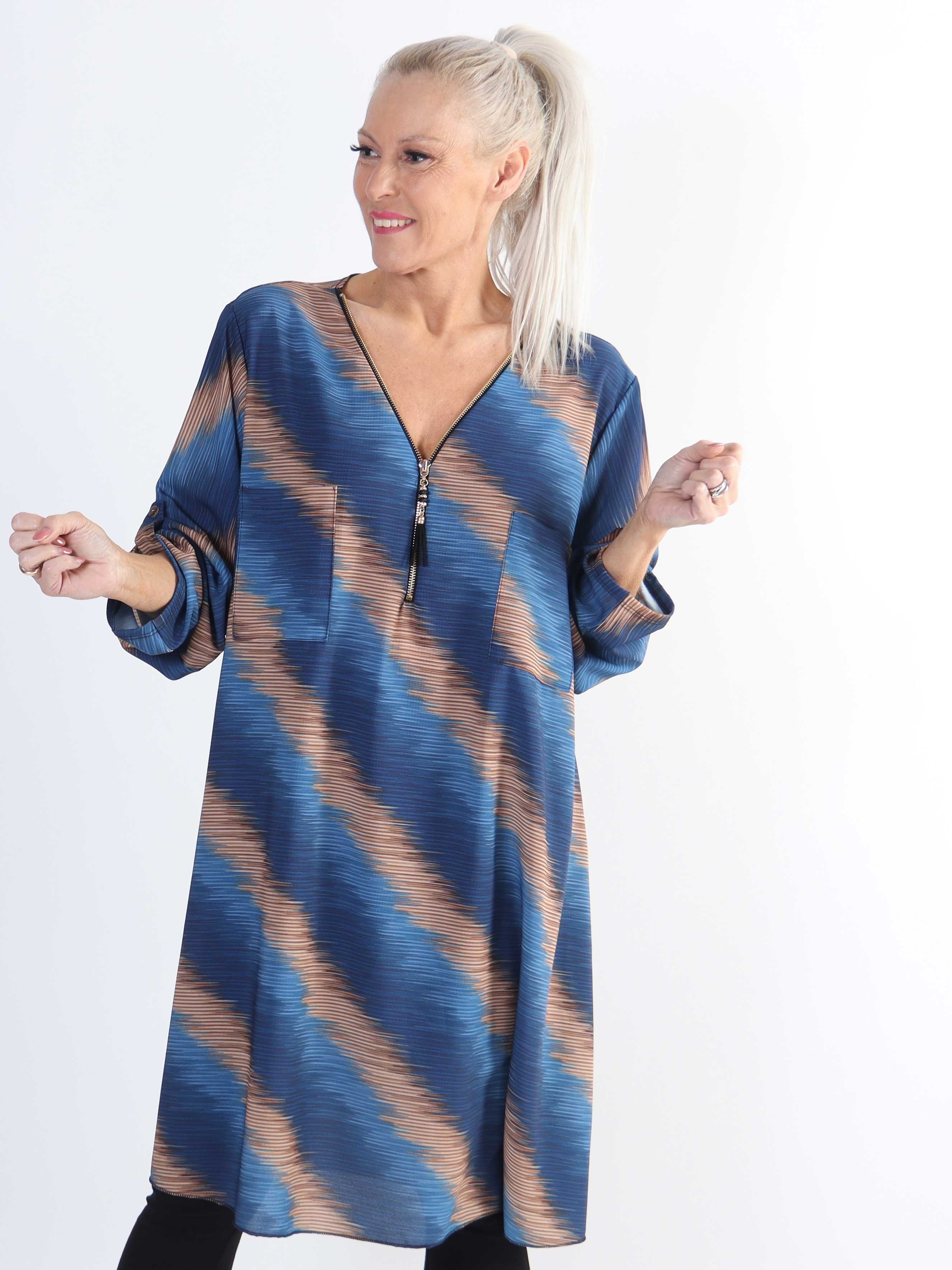 Claudia Stripe Dress - Plus size tunikakjole med print og lynlås