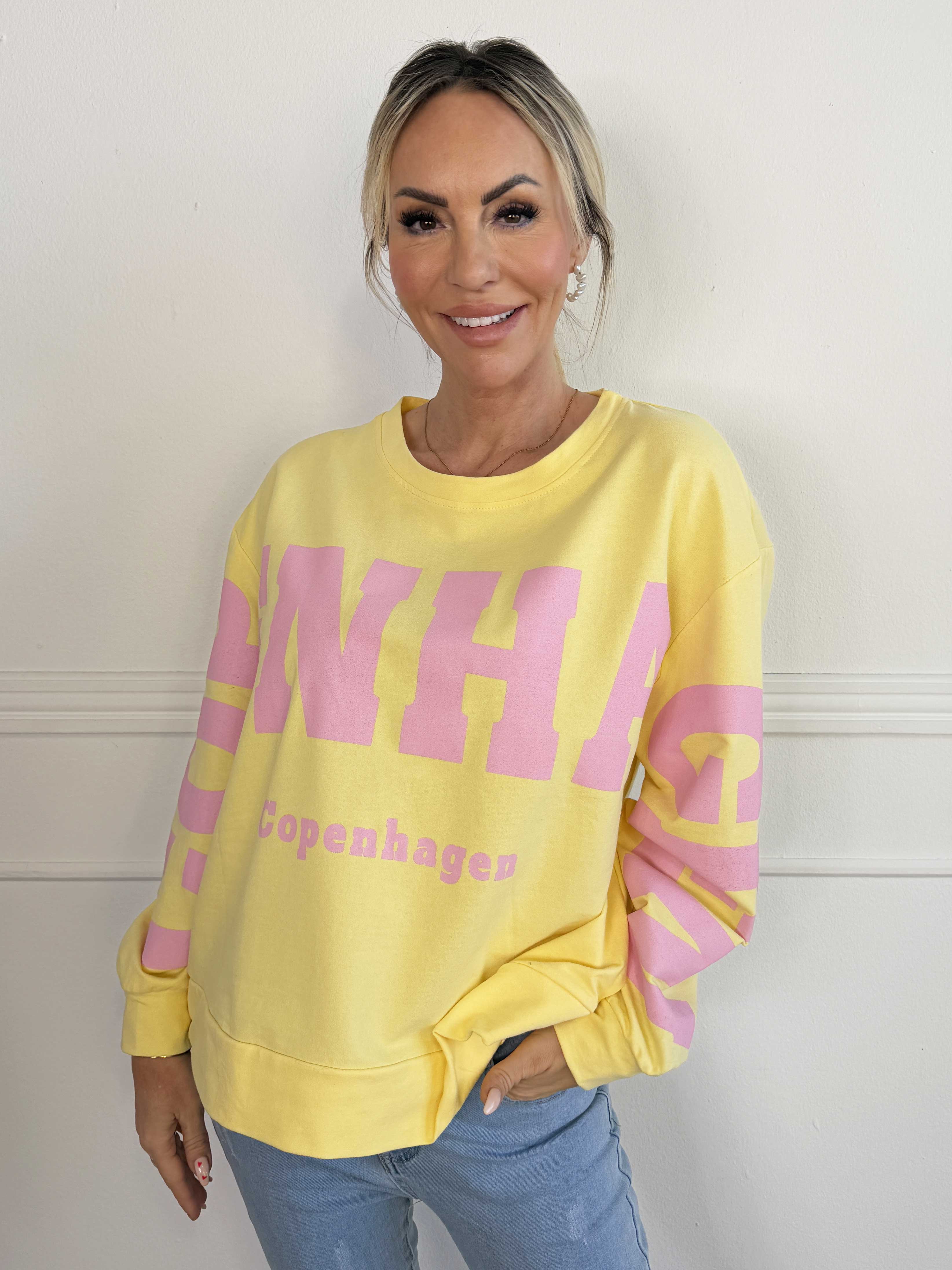 Claudine Shirt - Bluse i viskose med COPENHAGEN tekst