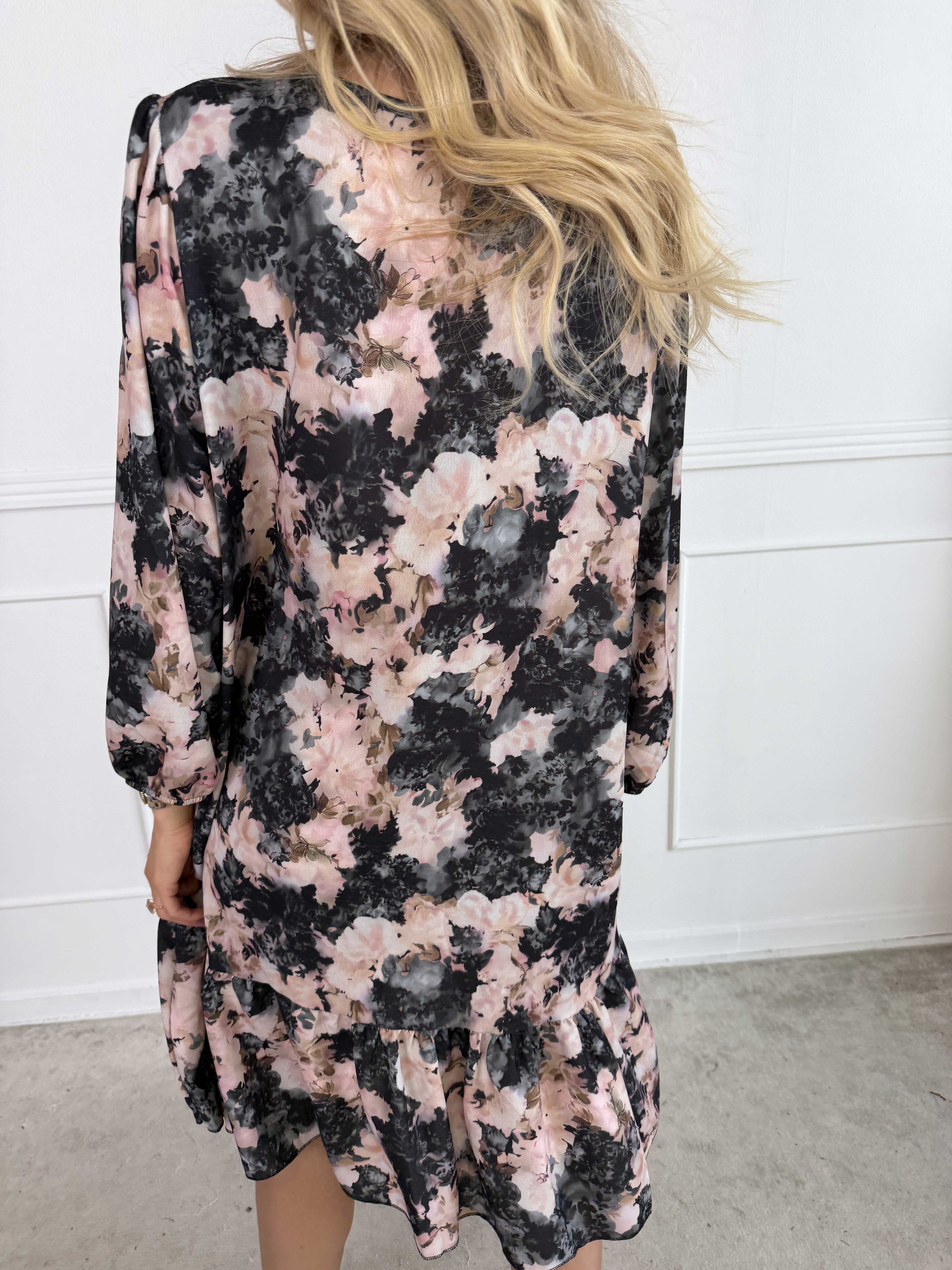 Daisy - Blomstret kjole i viskose med flæsekant forneden