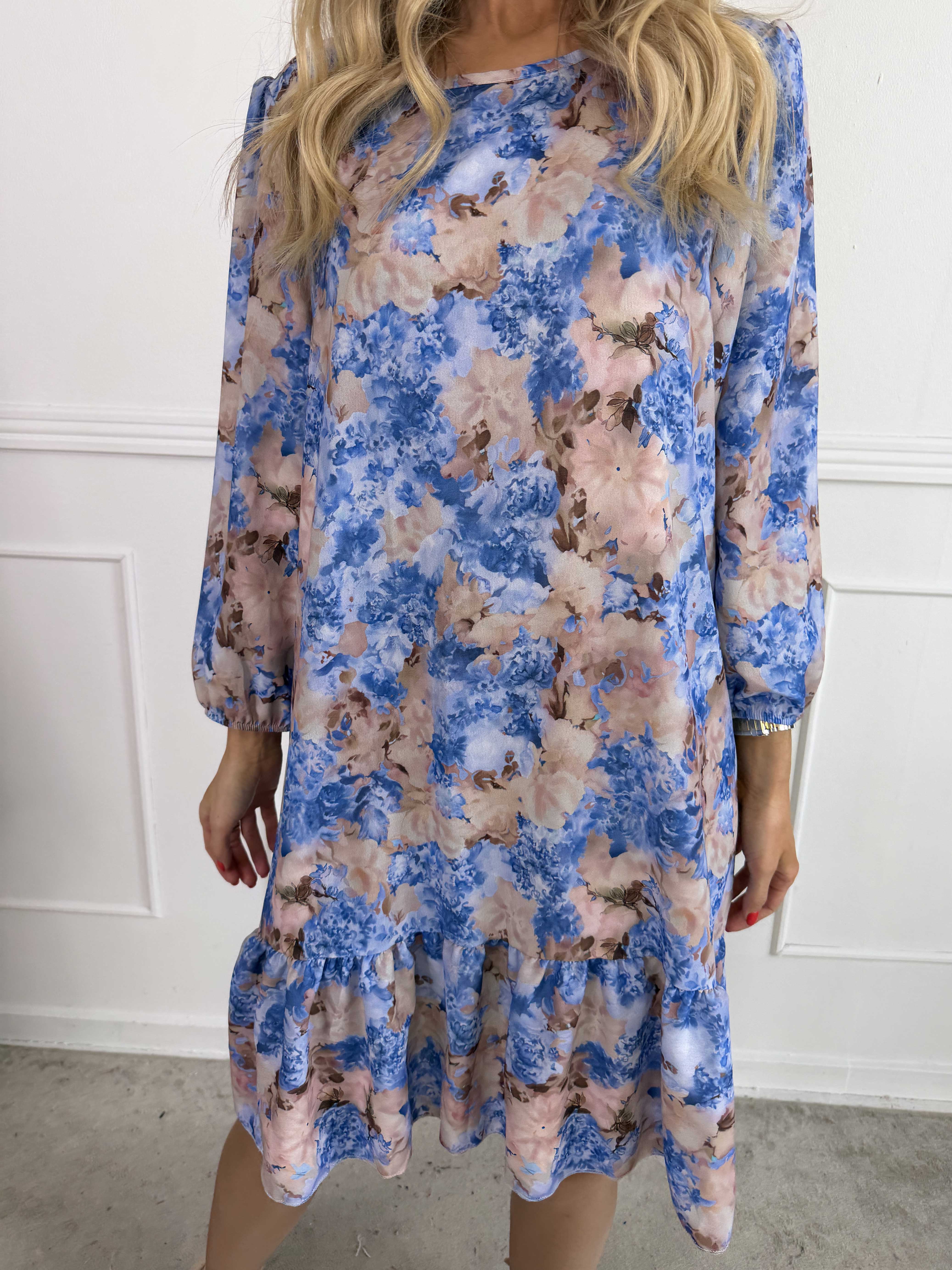 Daisy - Blomstret kjole i viskose med flæsekant forneden