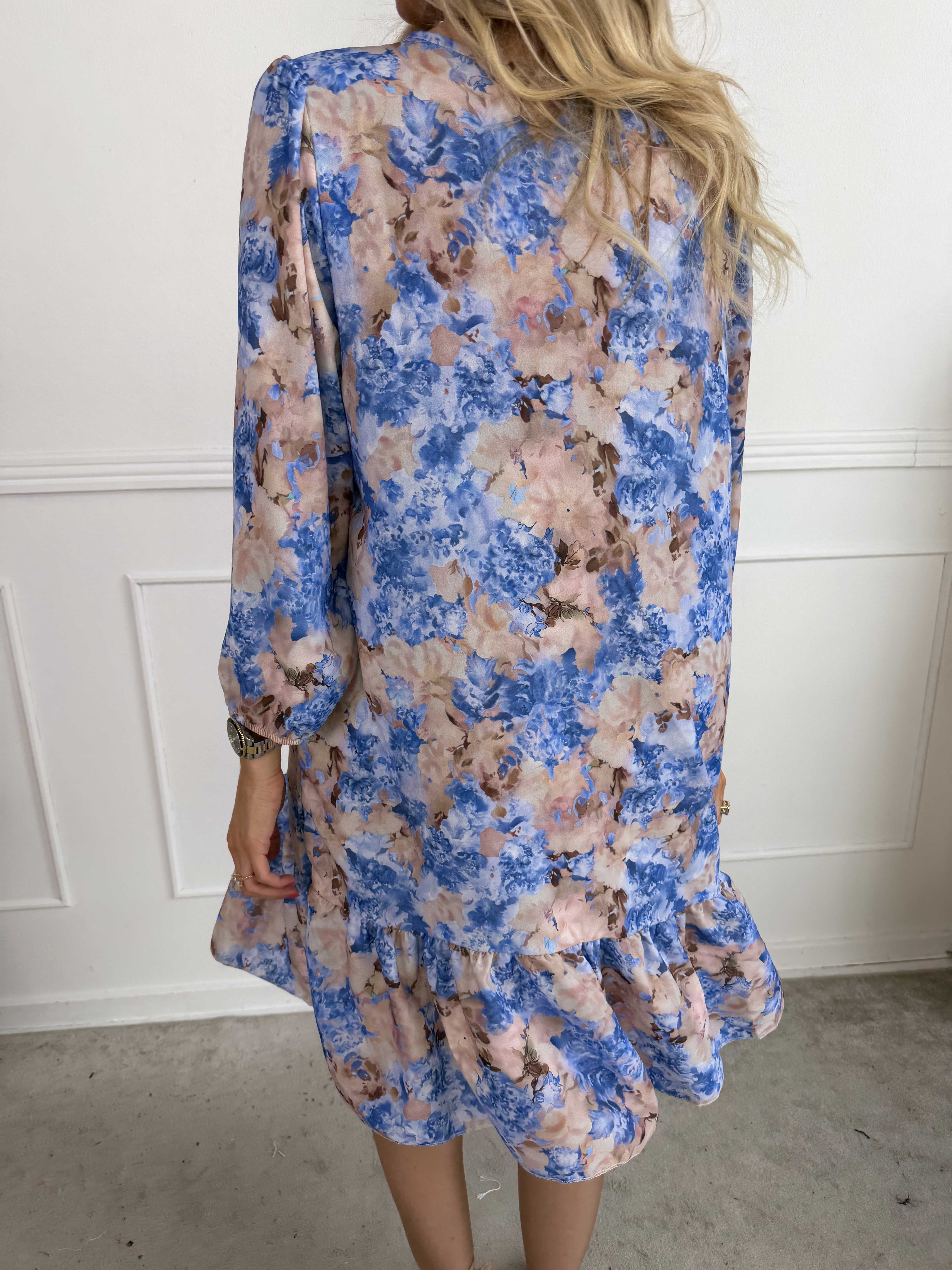 Daisy - Blomstret kjole i viskose med flæsekant forneden