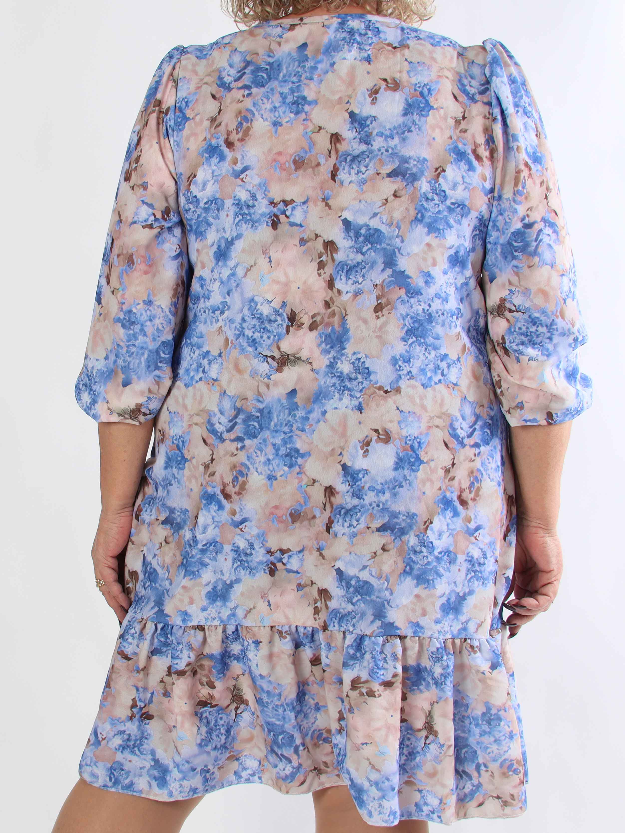 Daisy - Blomstret plus size kjole i viskose med flæsekant forneden