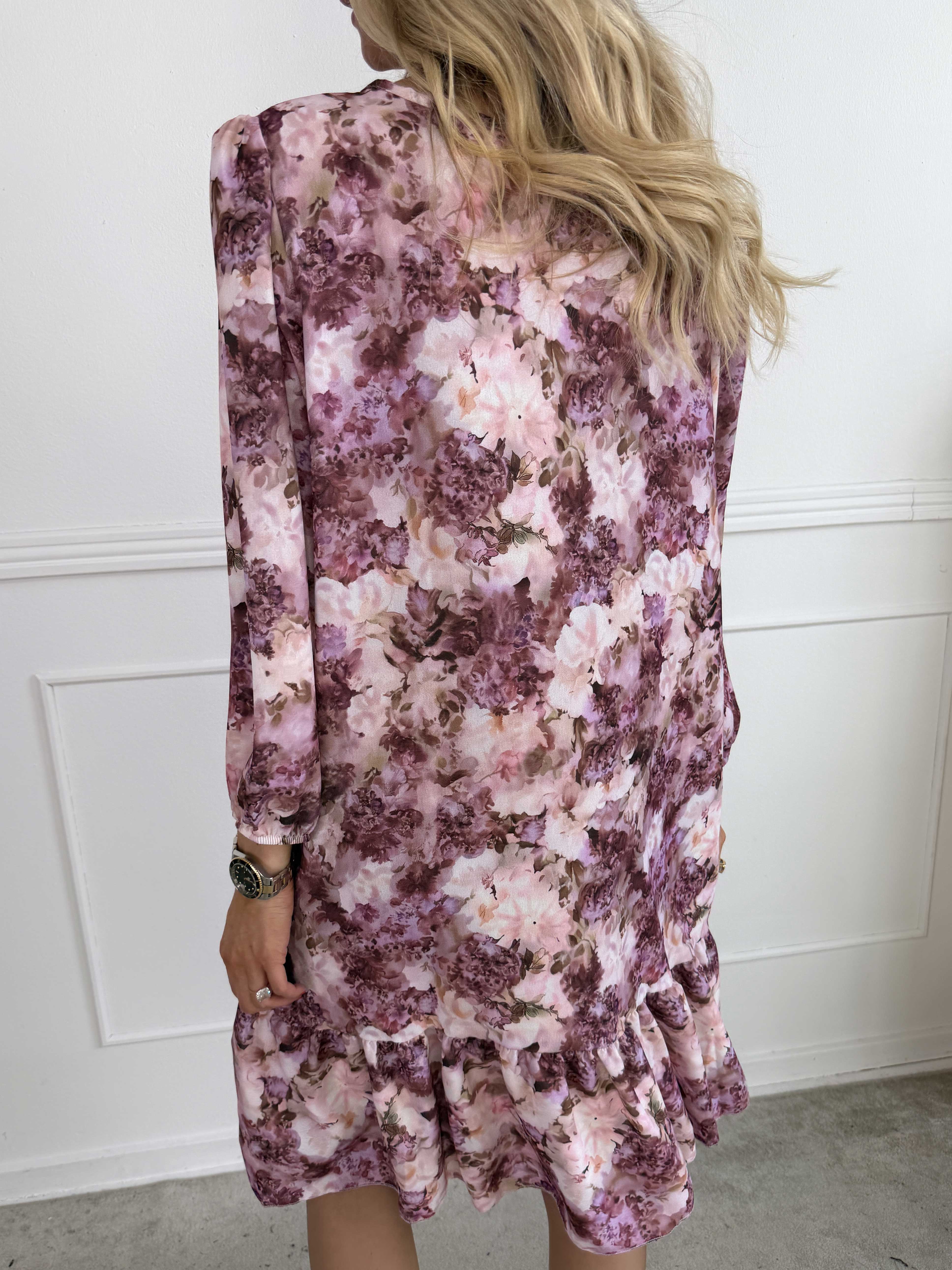 Daisy - Blomstret kjole i viskose med flæsekant forneden