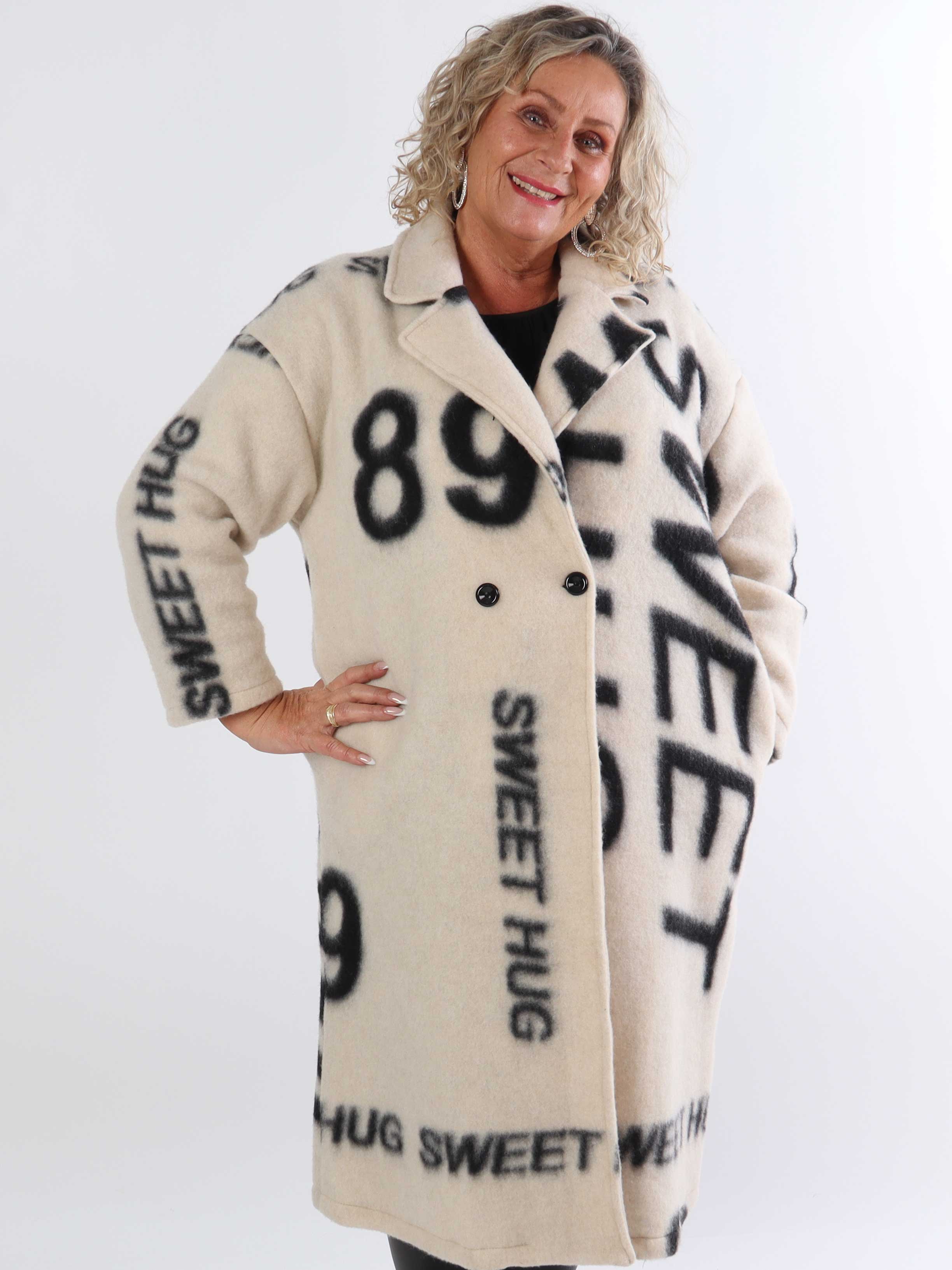 Daniela - Lang plus size frakke med skrift og uld i