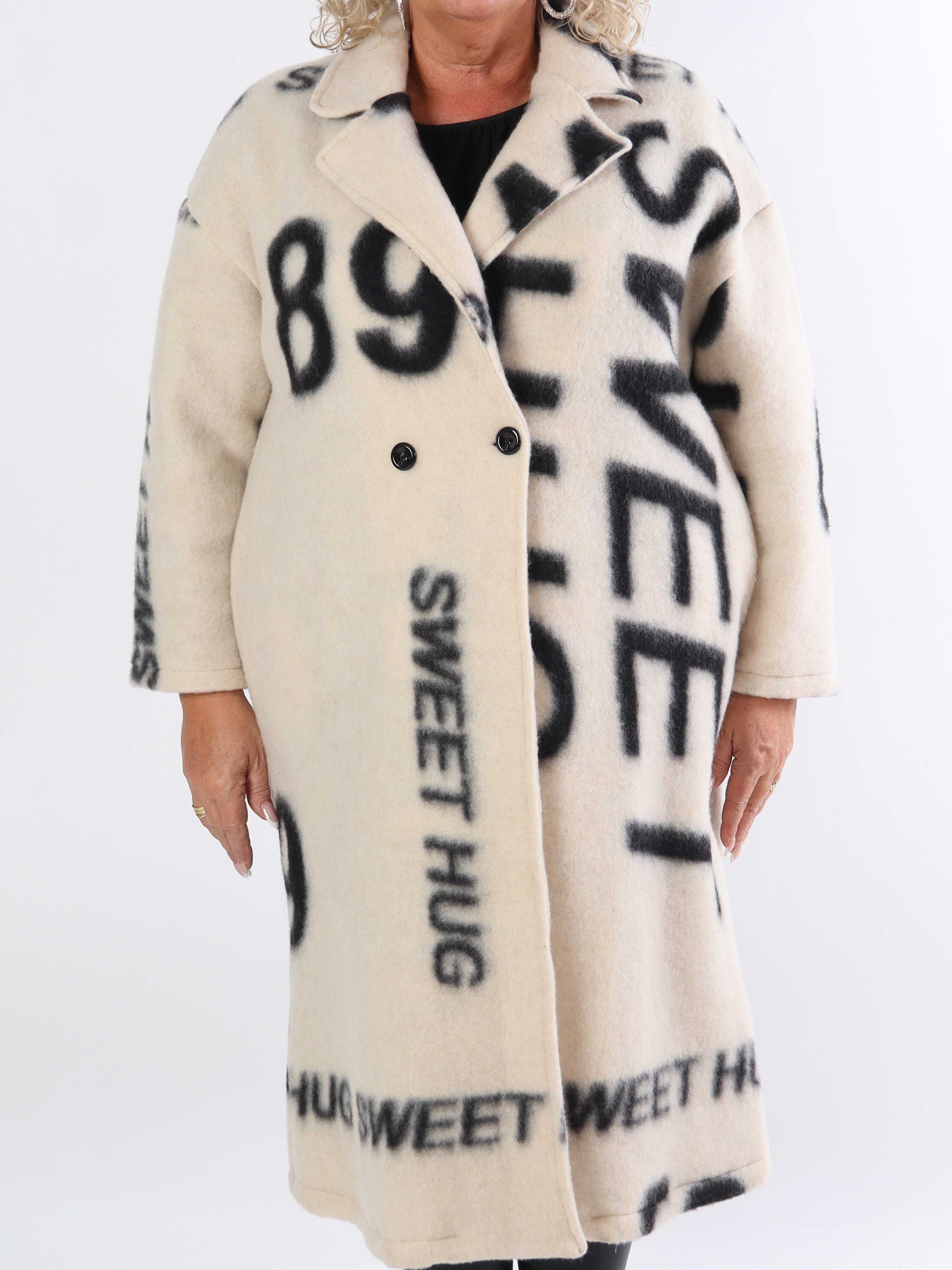 Daniela - Lang plus size frakke med skrift og uld i