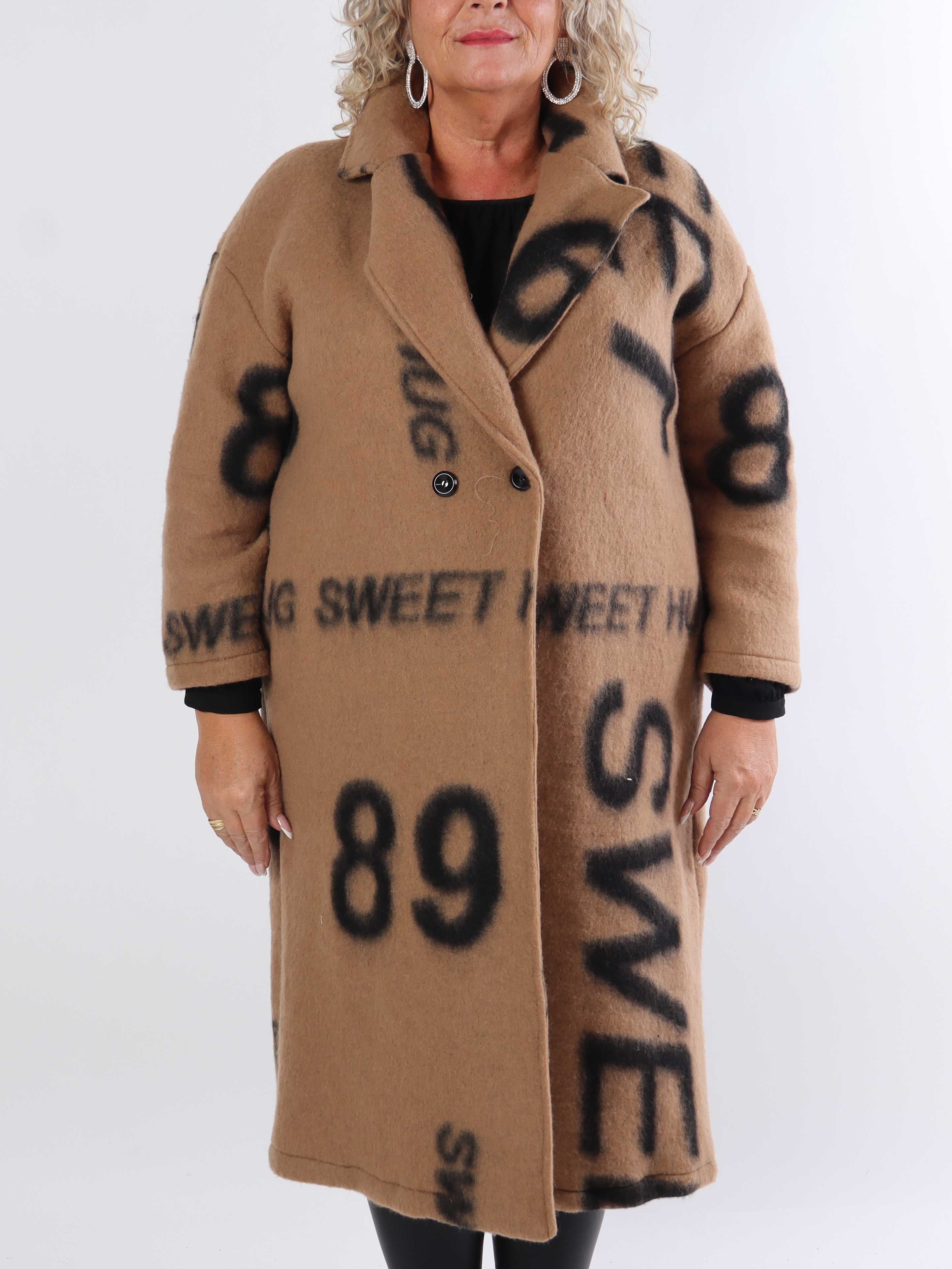 Daniela - Lang plus size frakke med skrift og uld i